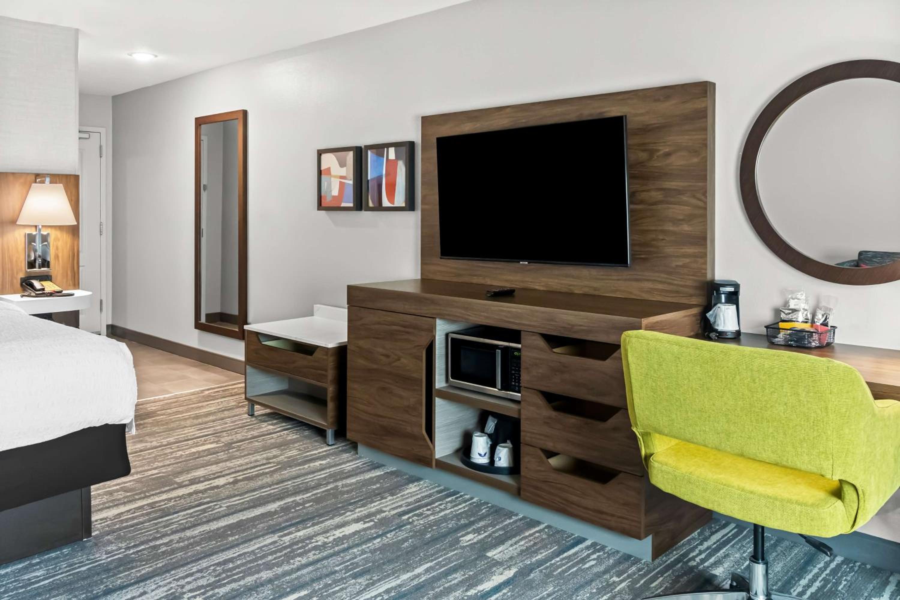 King Room with Sofa Bed - Photo 4