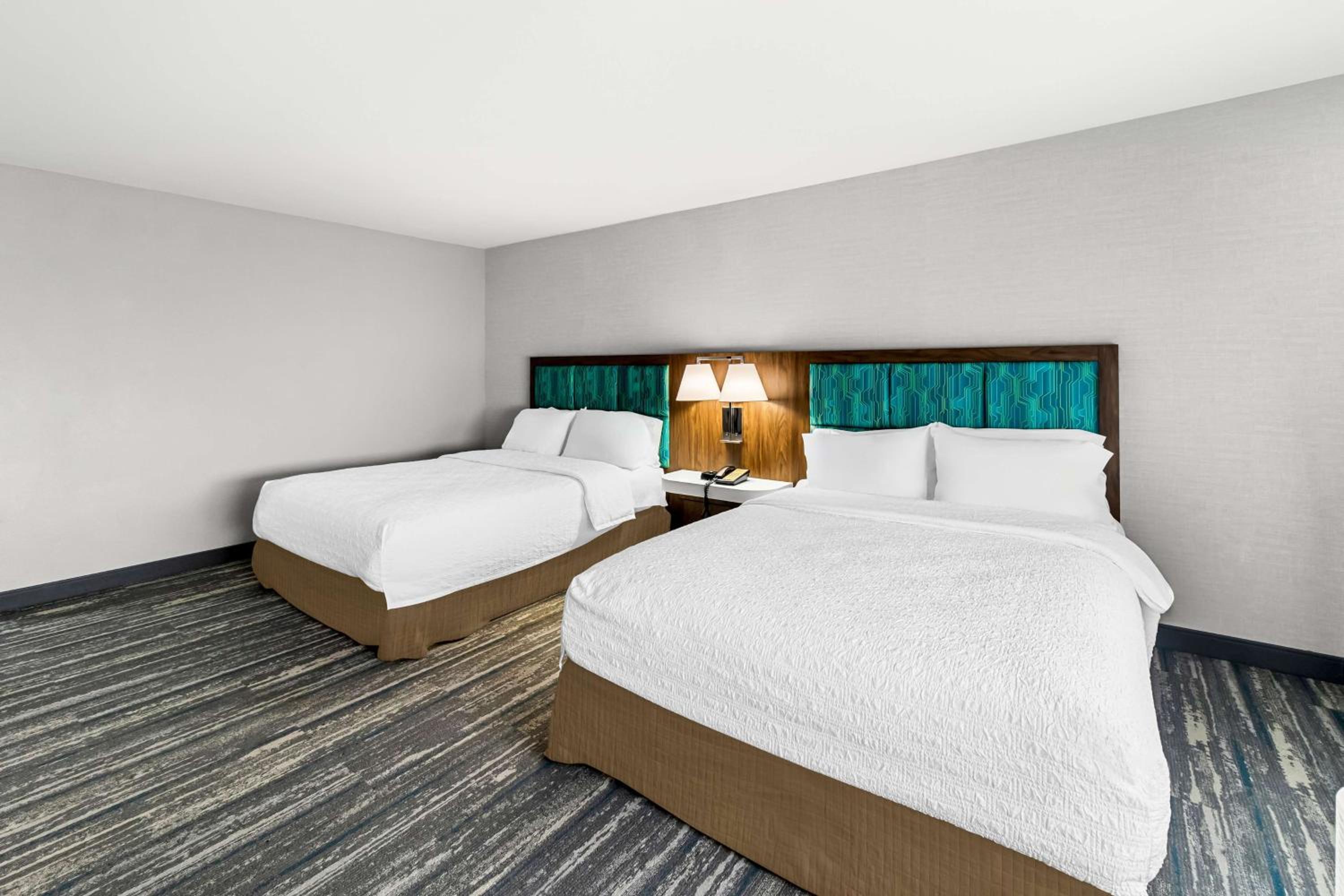 Queen Room with Two Queen Beds - Mobility/Hearing Accessible - Non-Smoking - Photo 2