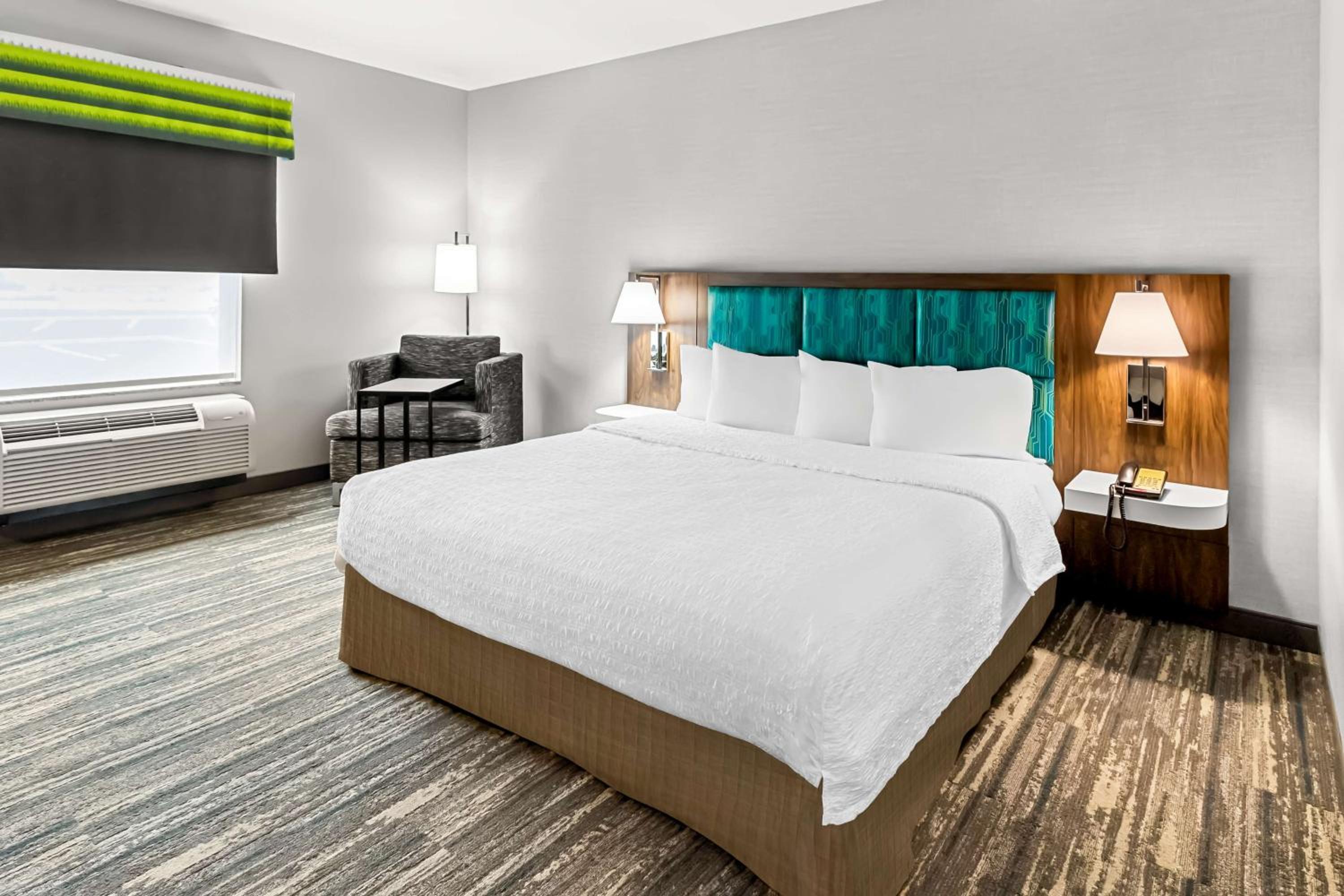 King Room with Sofa Bed - Photo 9