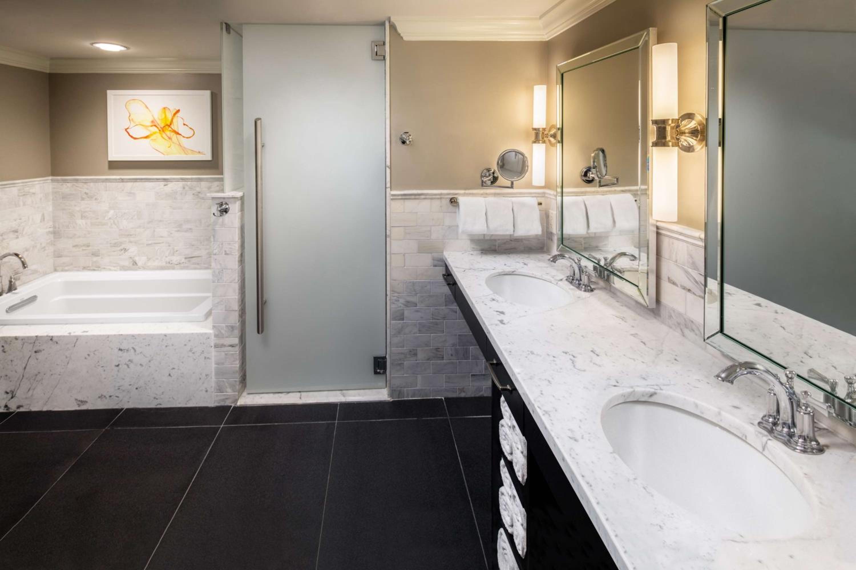 Deluxe King Room - Photo 6