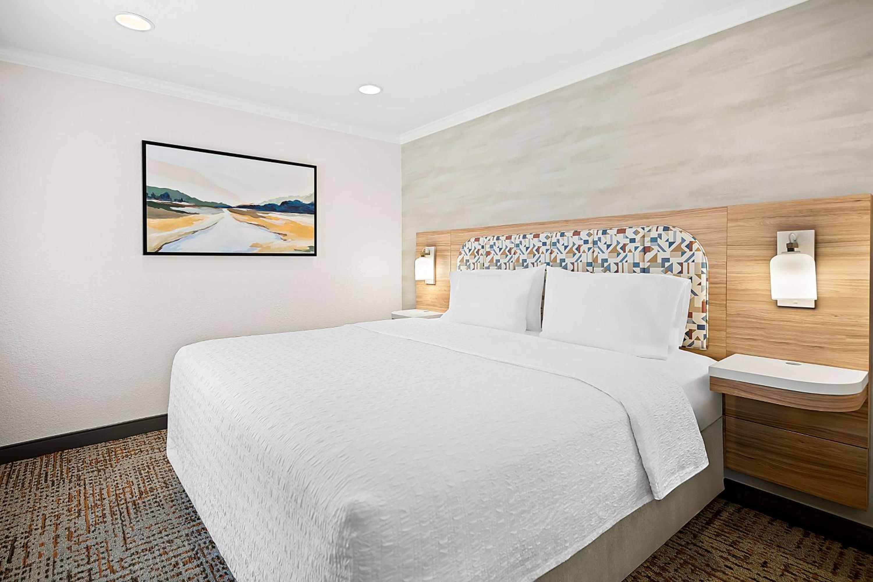 King Room with King Bed - Non-Smoking photo 3