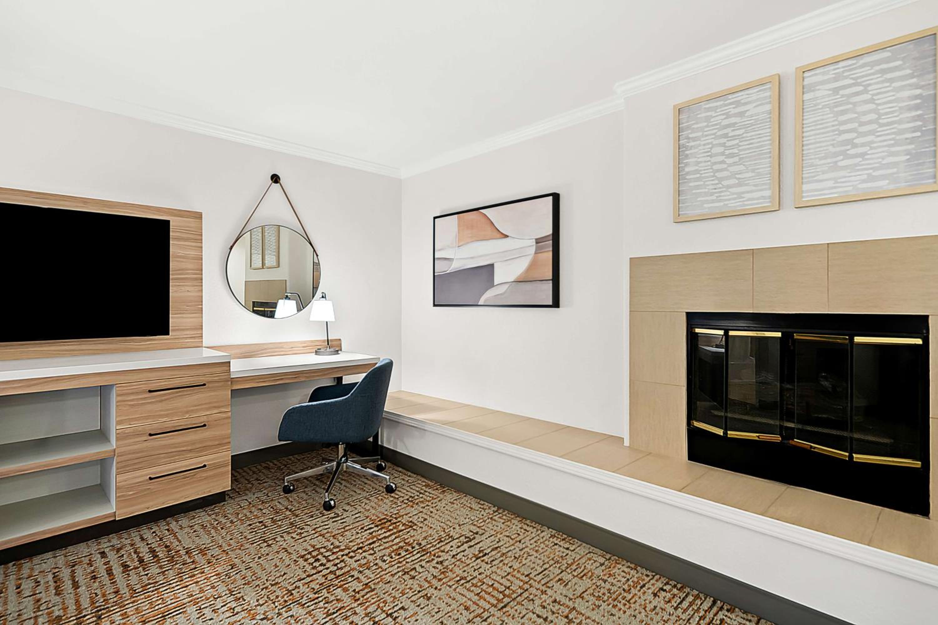 King Study with Fireplace - Non-Smoking photo 3