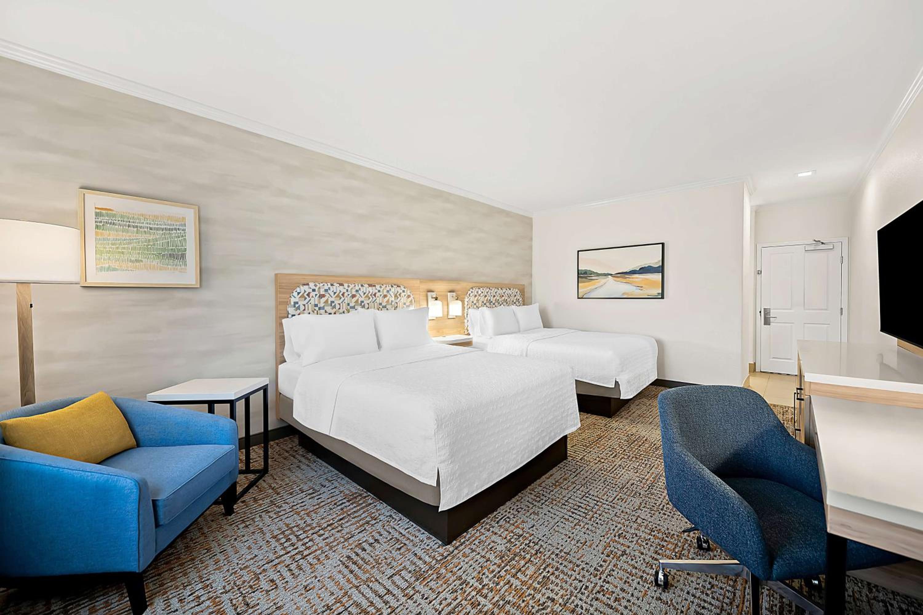 Queen Room with Two Queen Beds and Balcony - Non-Smoking photo 3