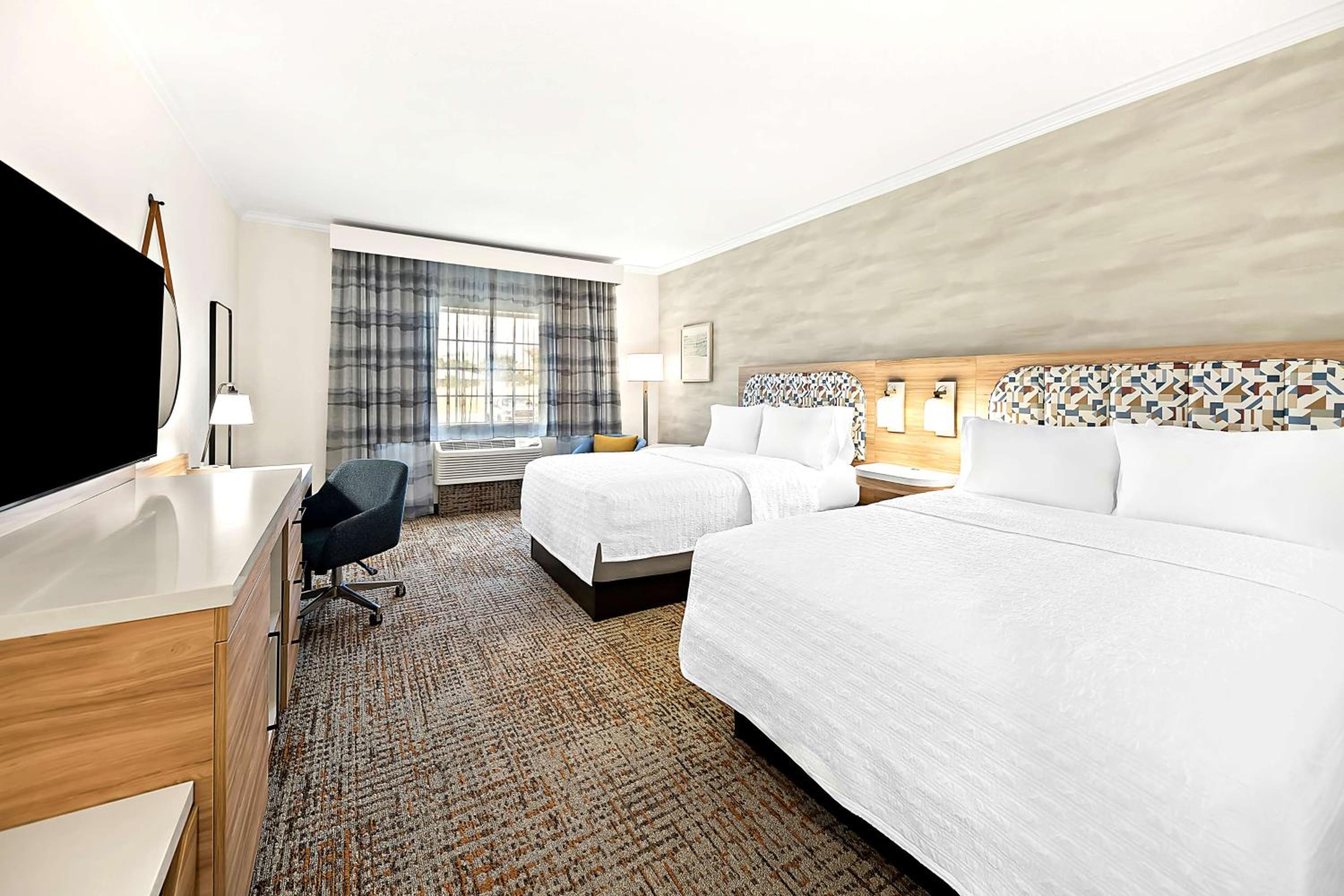Queen Room with Two Queen Beds - Non-Smoking photo 3