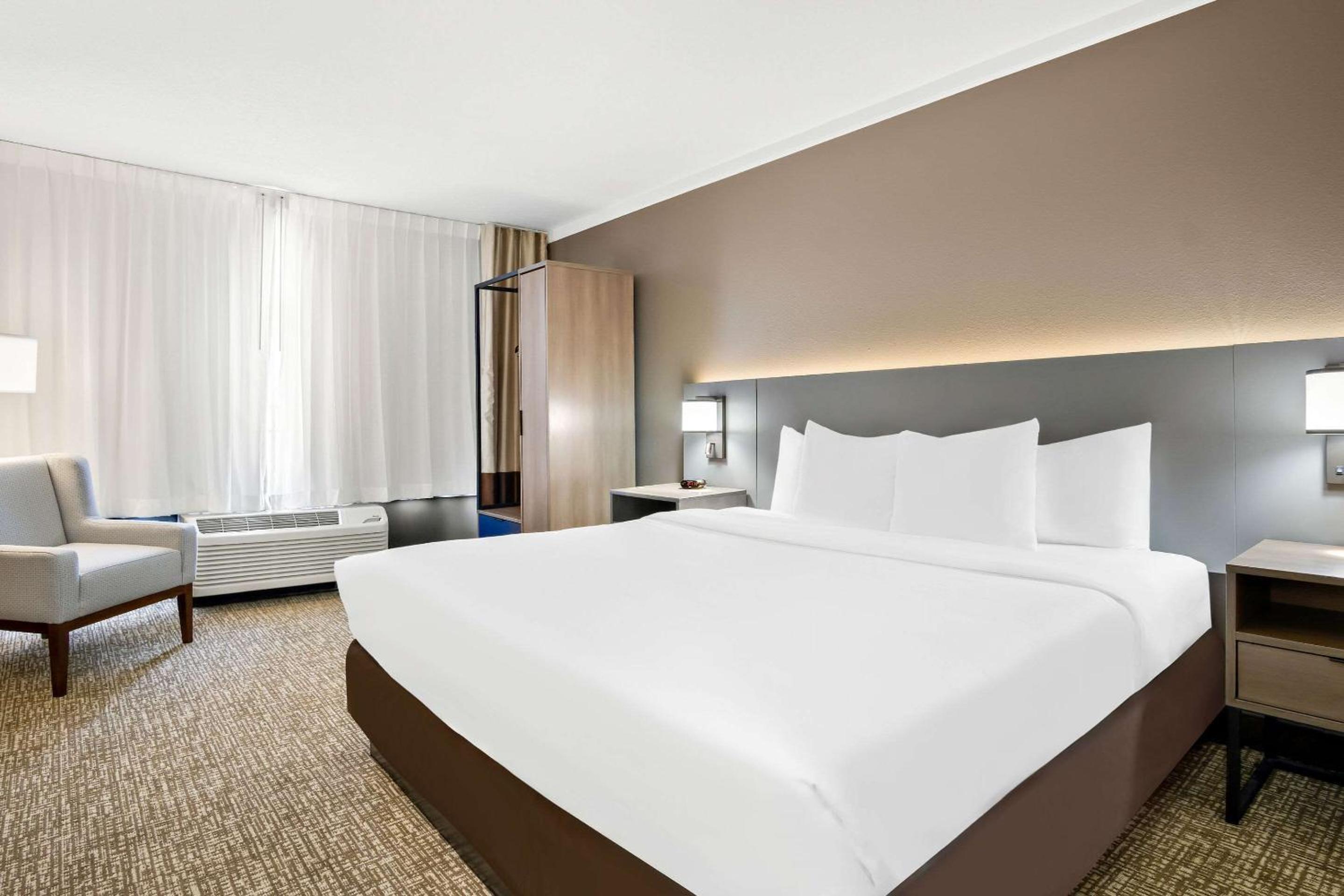 King Room with One King Bed/Connecting Room - Non-Smoking photo 1