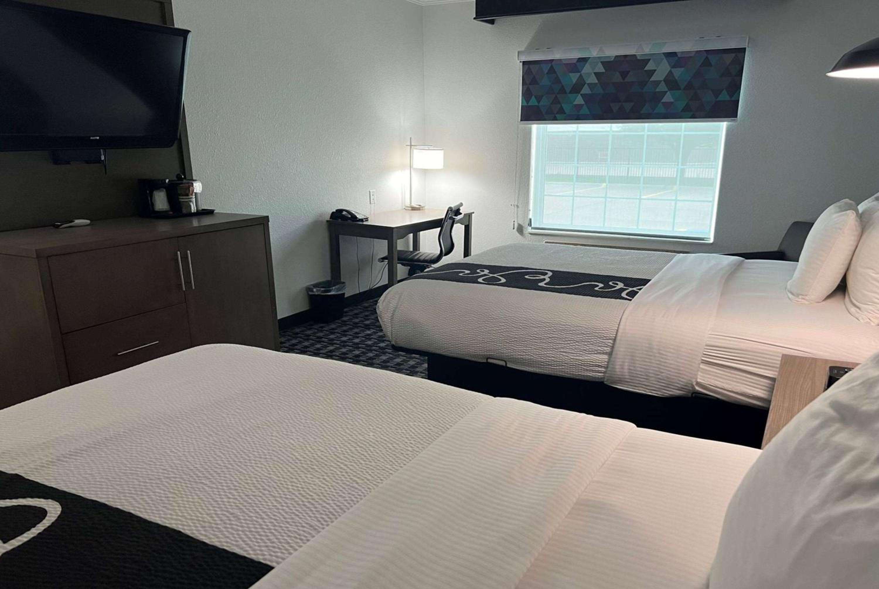 Deluxe Queen Room with Two Queen Beds - Photo 4