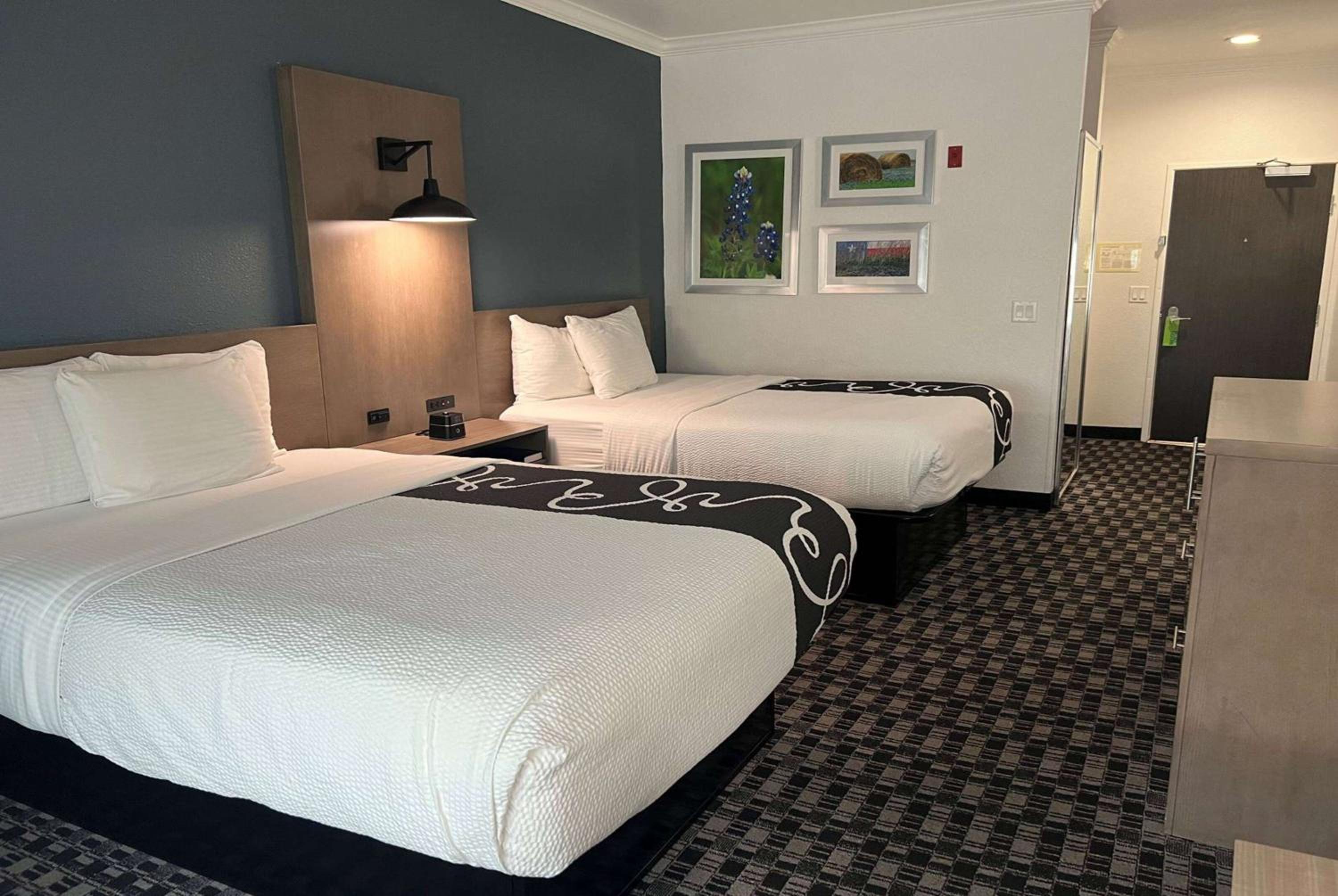 Deluxe Queen Room with Two Queen Beds - Photo 5