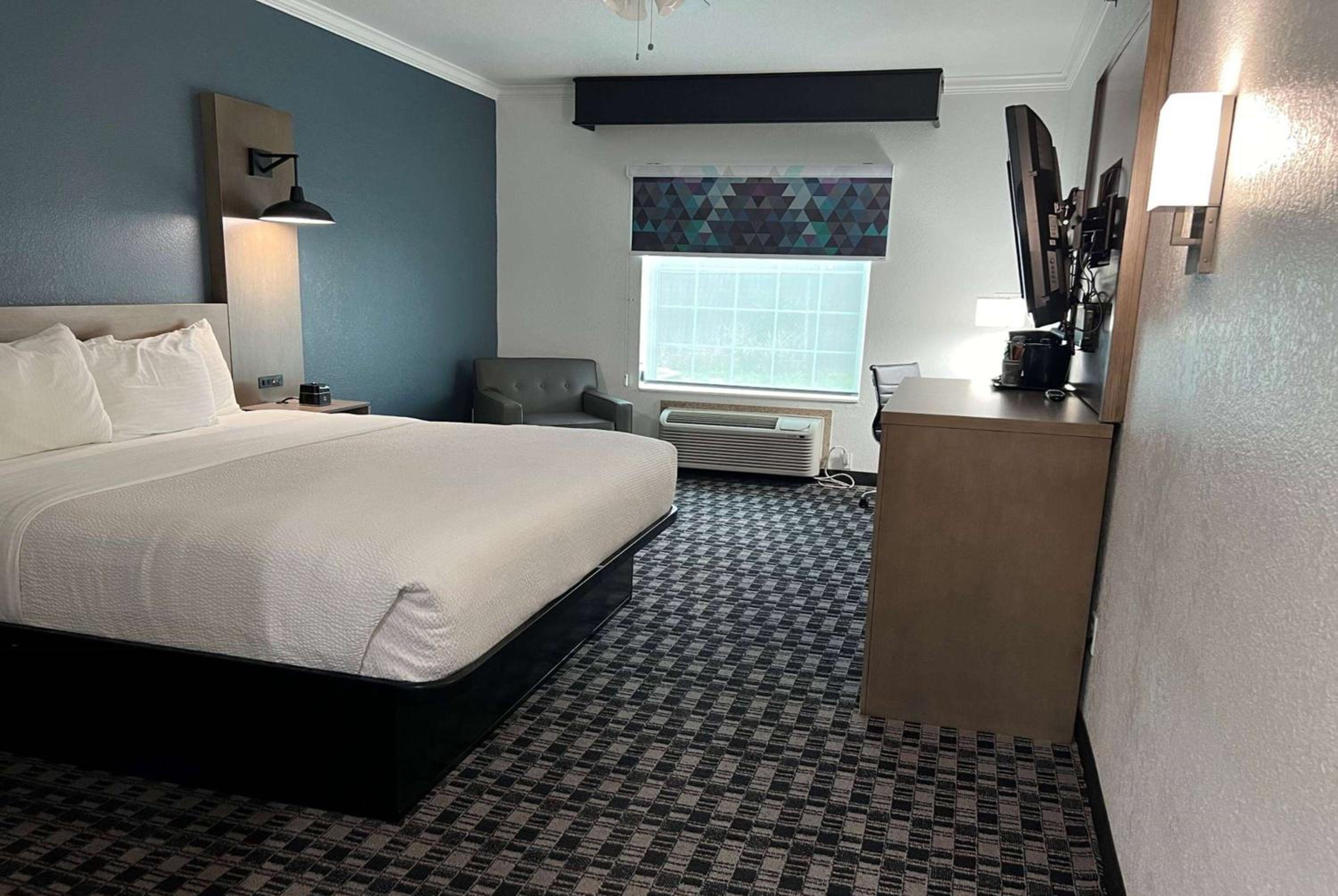 Deluxe King Room - Photo 5