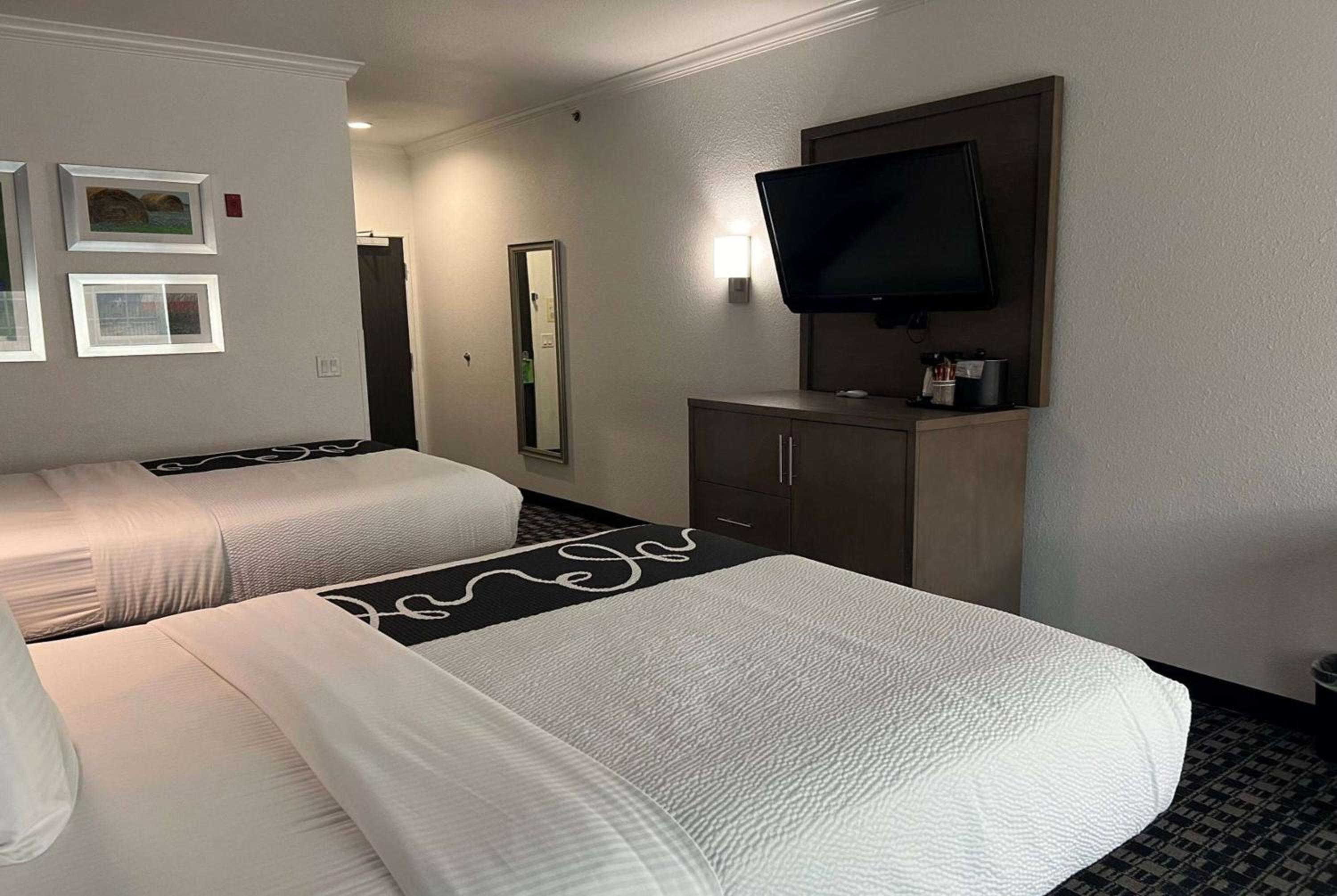 Deluxe Queen Room with Two Queen Beds - Photo 6