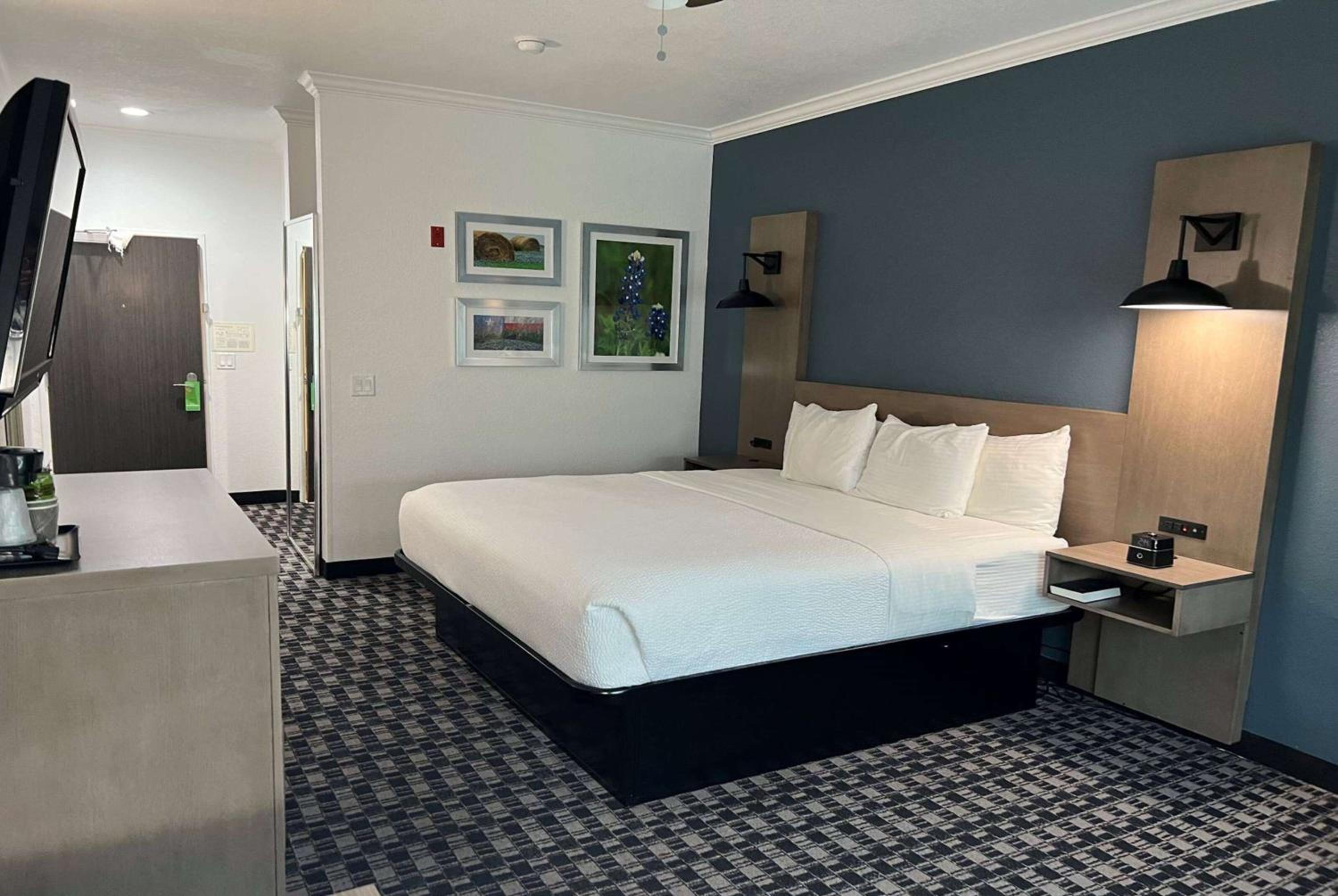 Deluxe King Room - Photo 3
