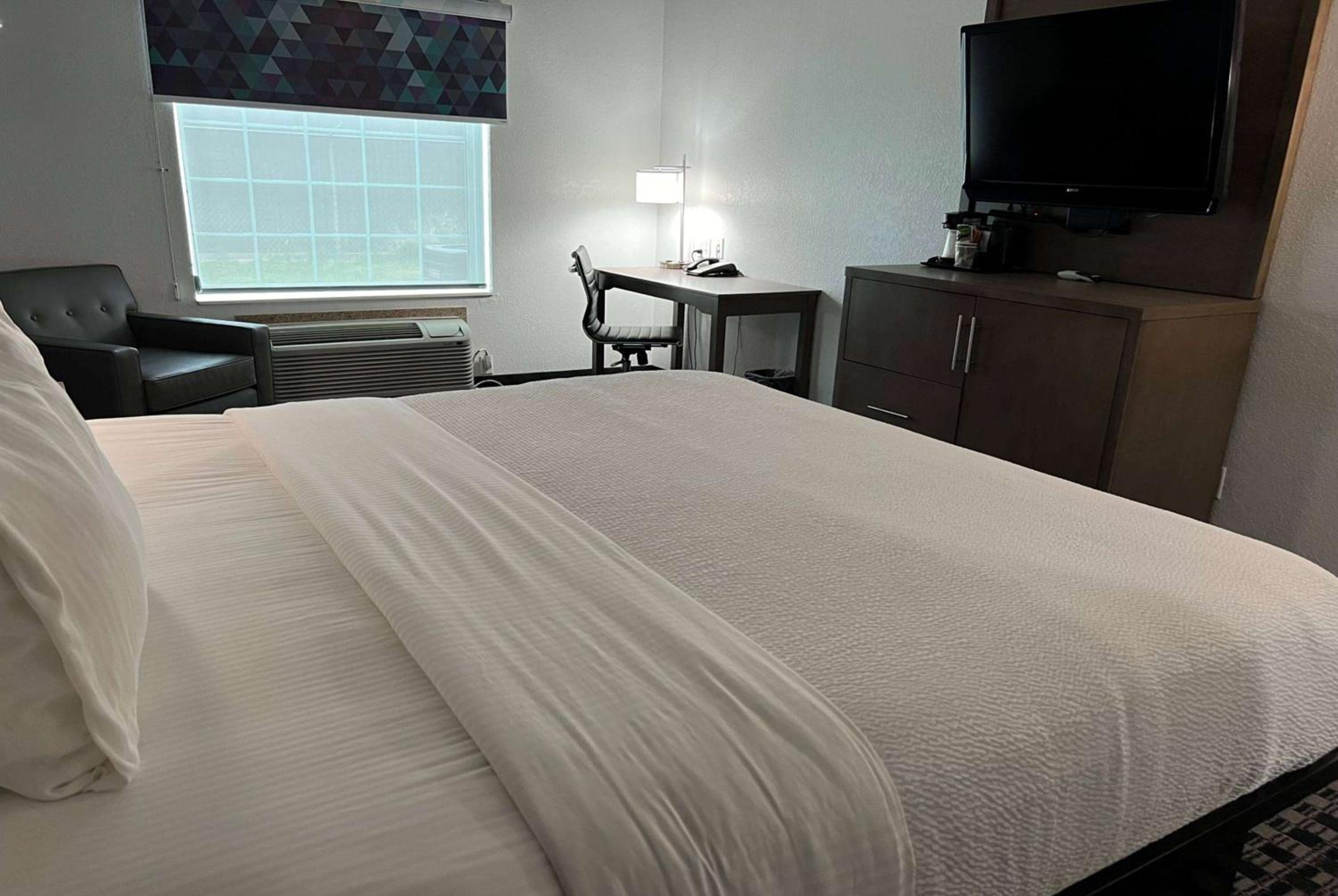 Deluxe King Room - Photo 4