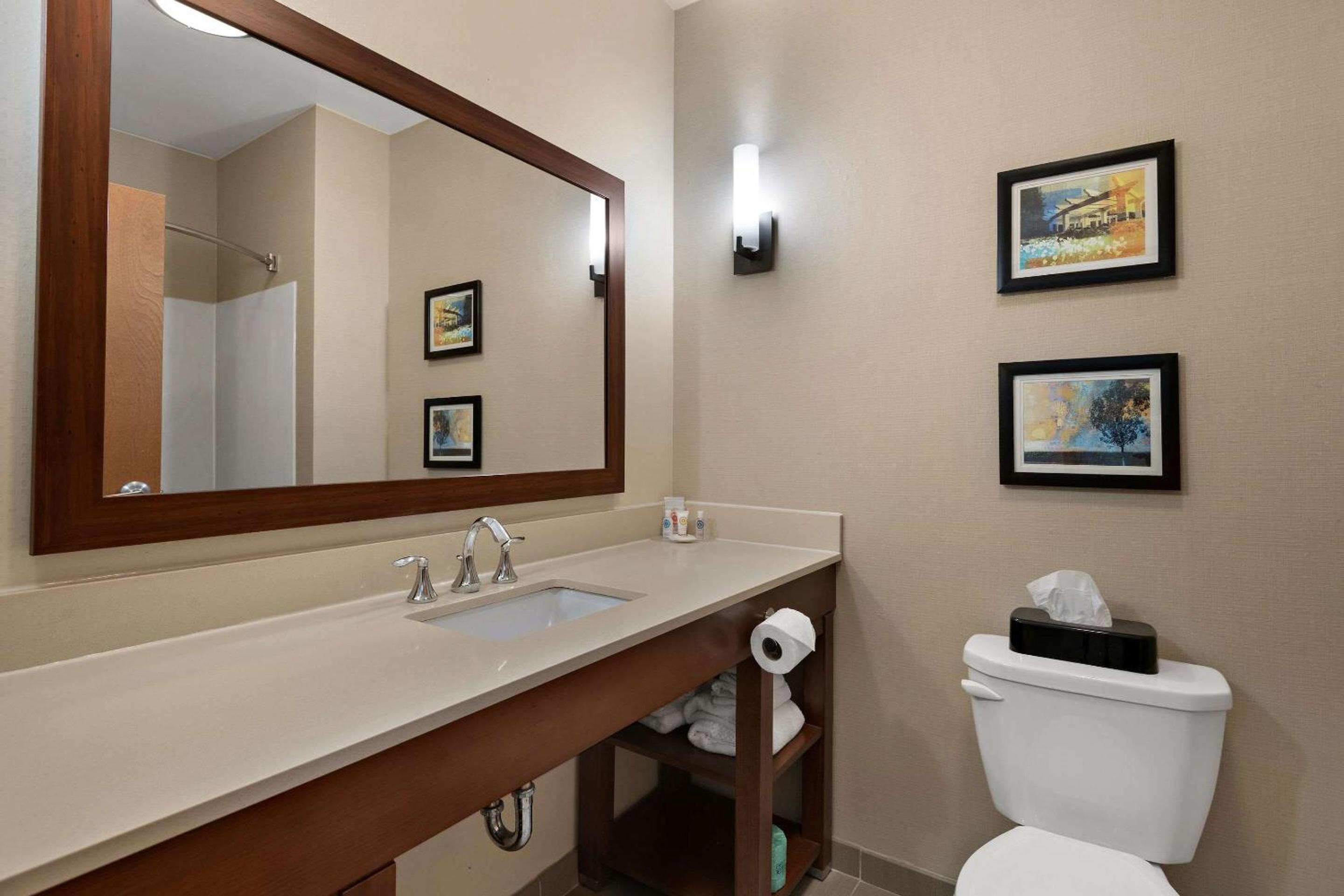 Queen Suite with 2 Queen Beds - Non-Smoking - Photo 7