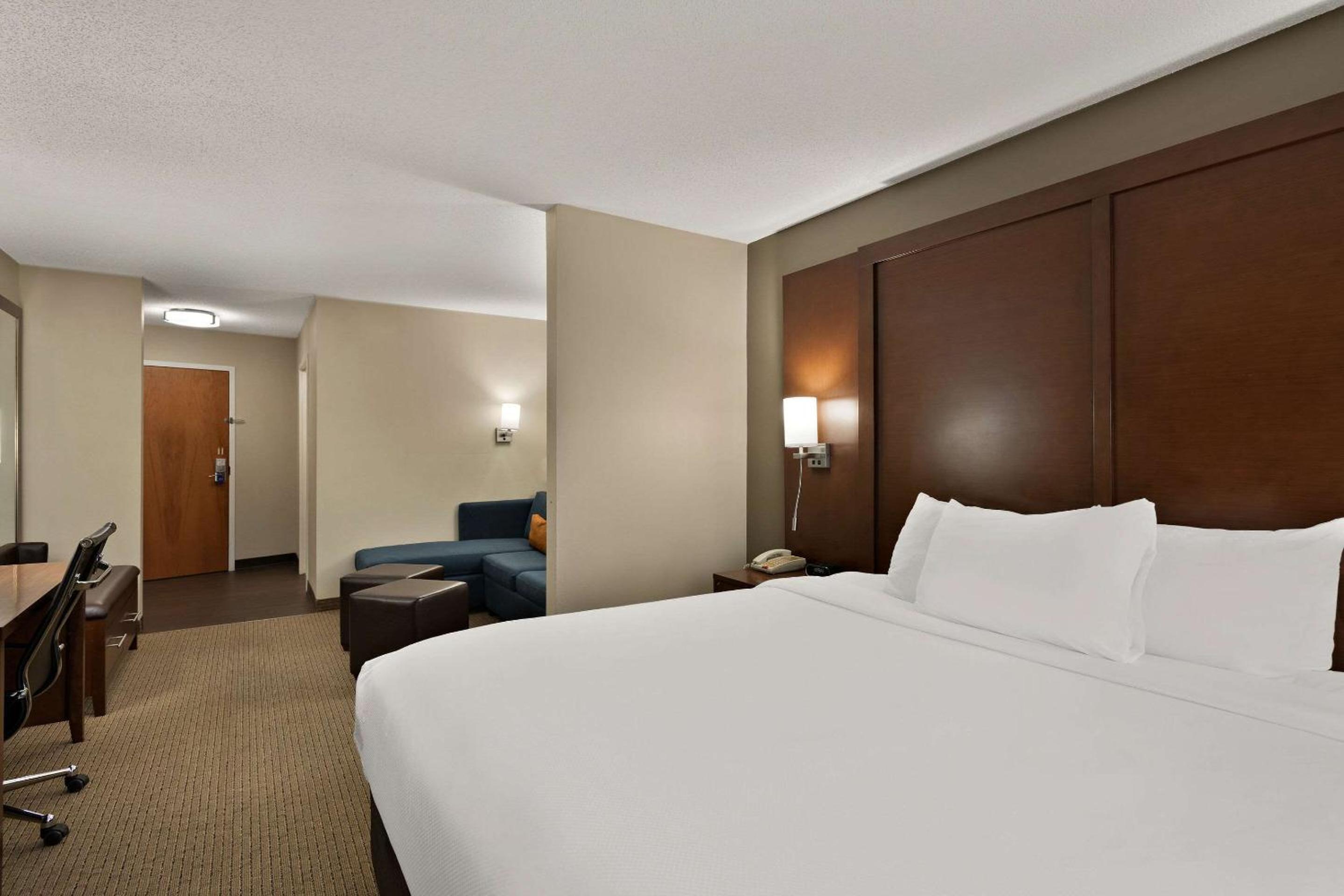King Suite - Non-Smoking - Photo 5
