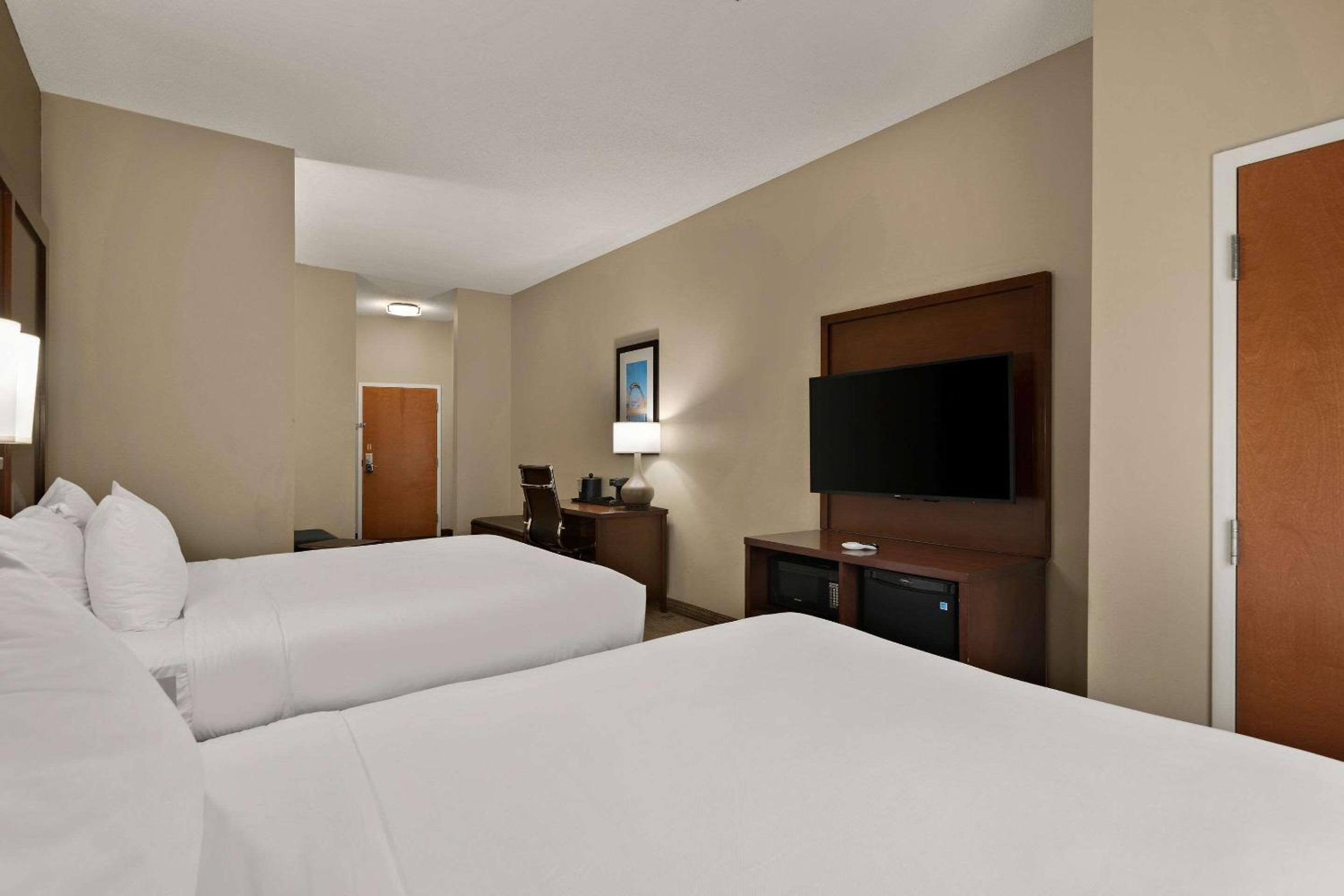 Queen Suite with 2 Queen Beds - Non-Smoking - Photo 2
