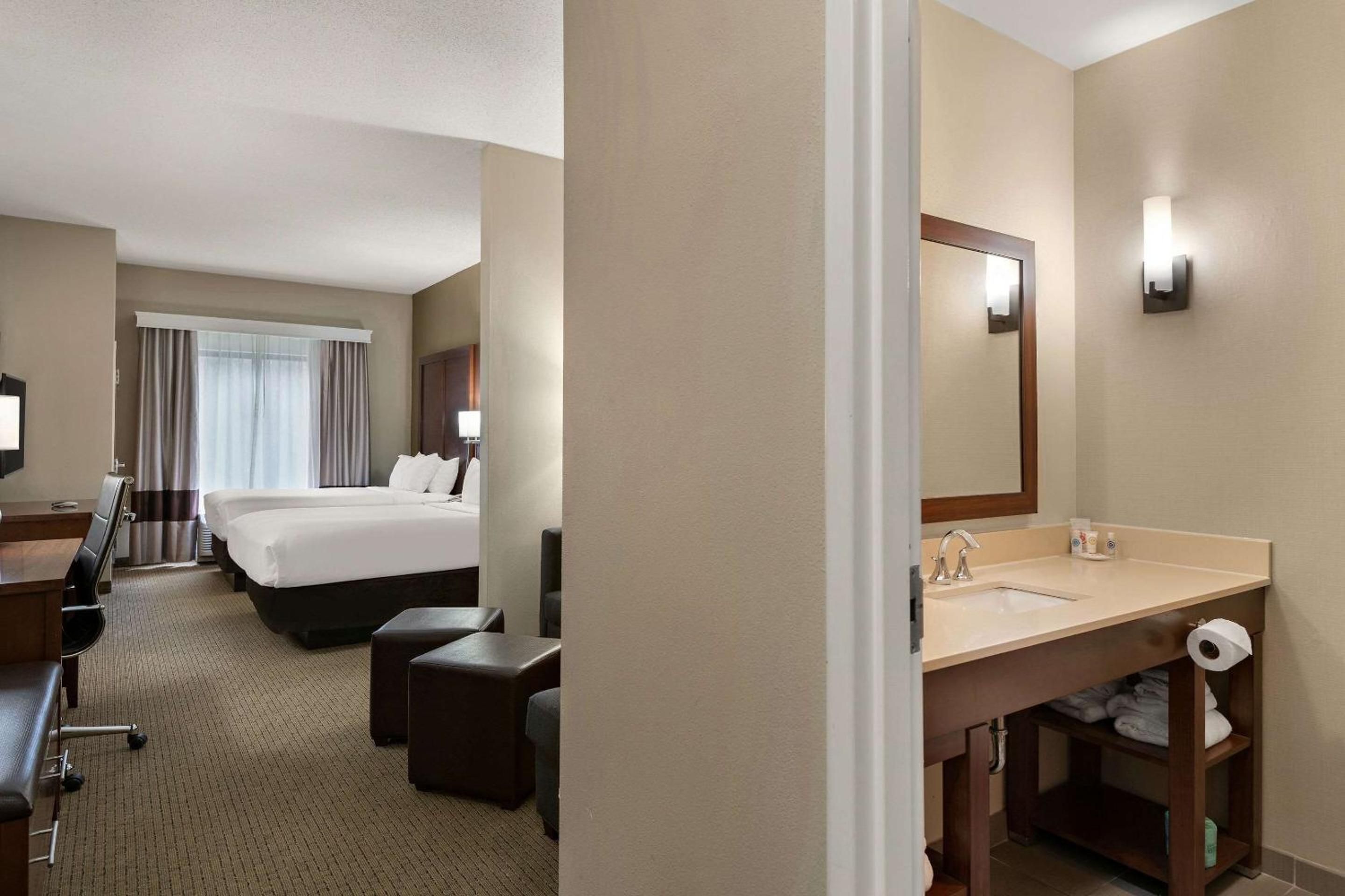Queen Suite with 2 Queen Beds - Non-Smoking - Photo 1