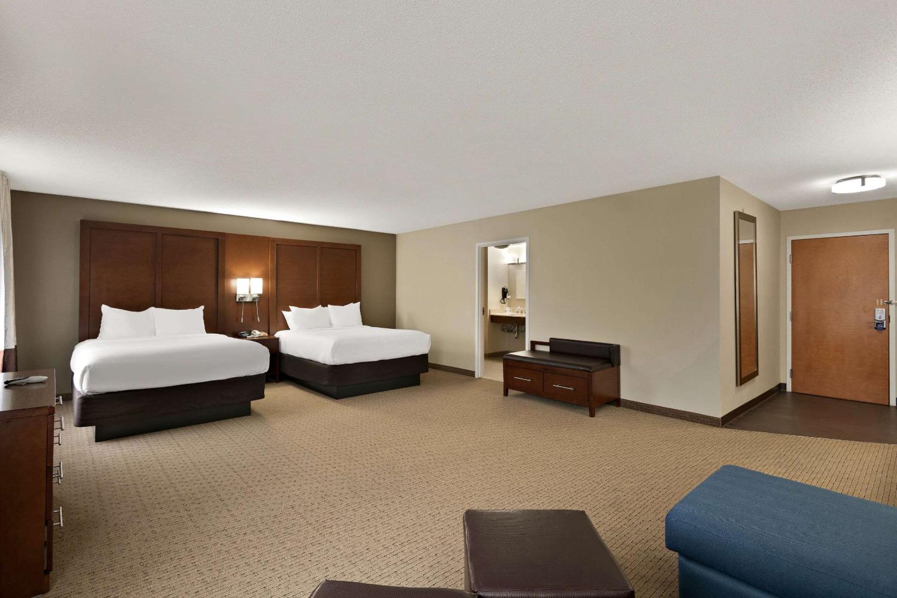Queen Suite with 2 Queen Beds - Disability Access/Non-Smoking - Photo 5