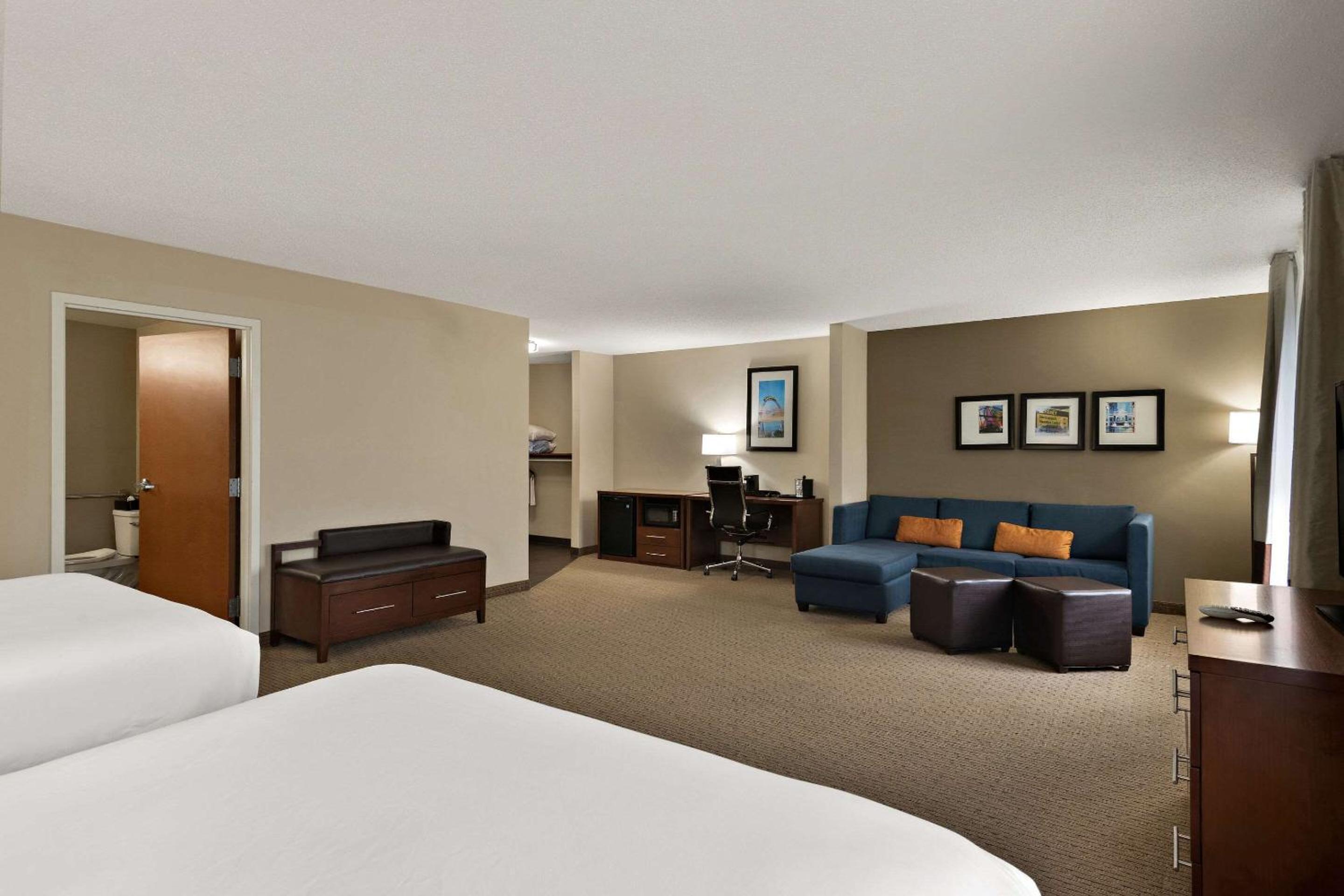 Queen Suite with 2 Queen Beds - Disability Access/Non-Smoking - Photo 2