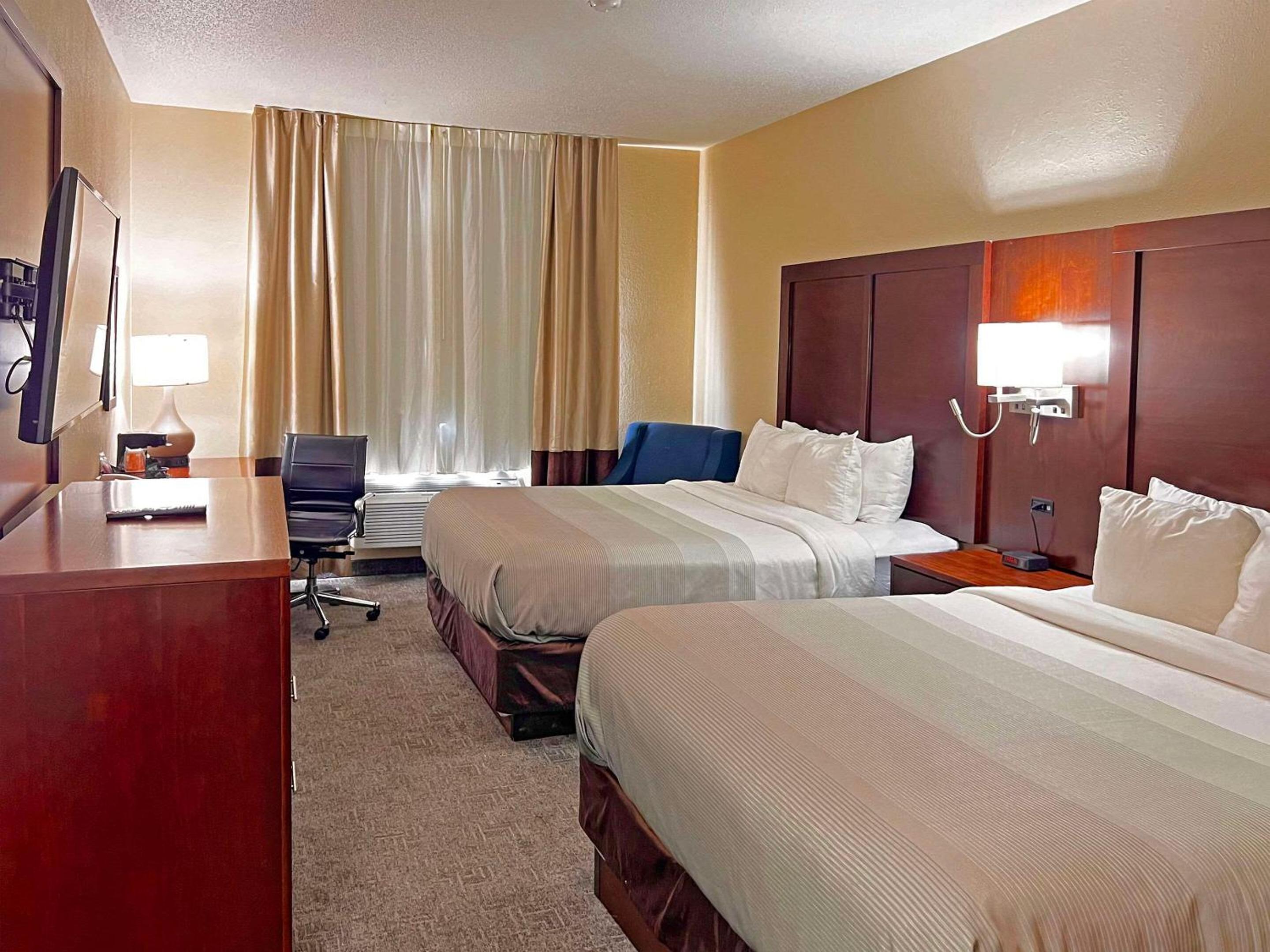 Queen Room with Two Queen Beds - Non-Smoking - Photo 1