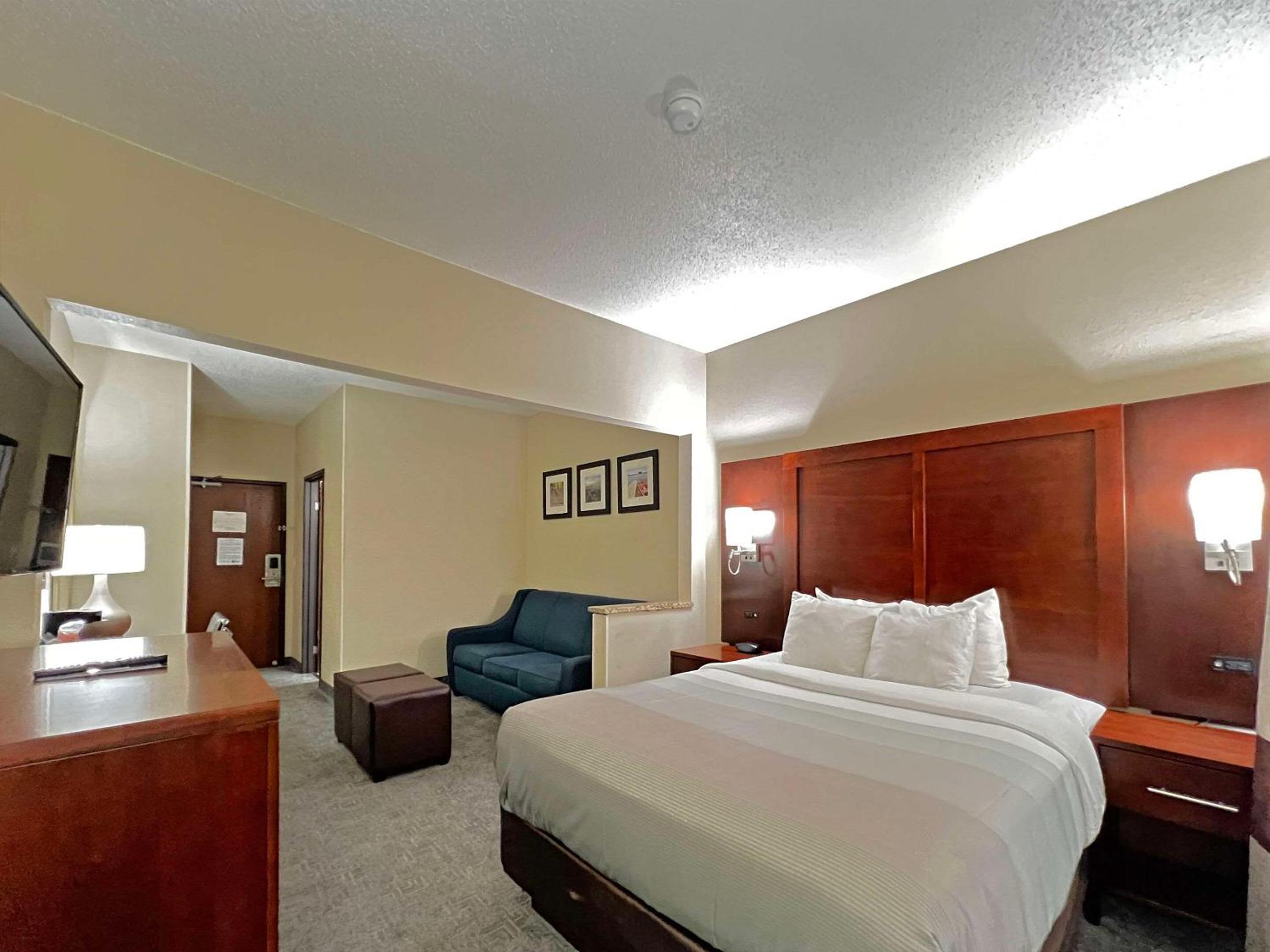 Queen Suite - Non-Smoking - Photo 1