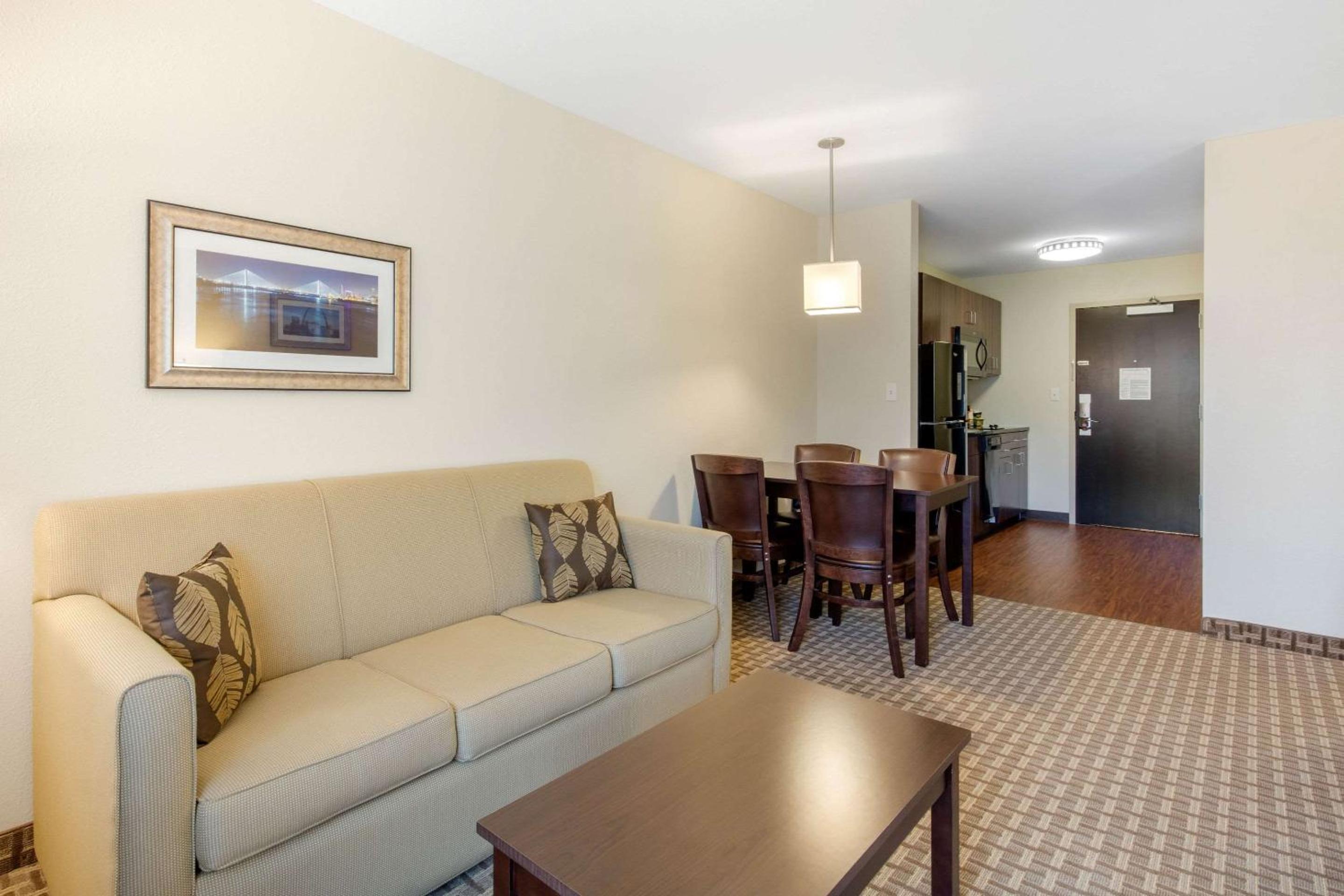 Queen Suite with Two Queen Beds - Non-Smoking photo 2