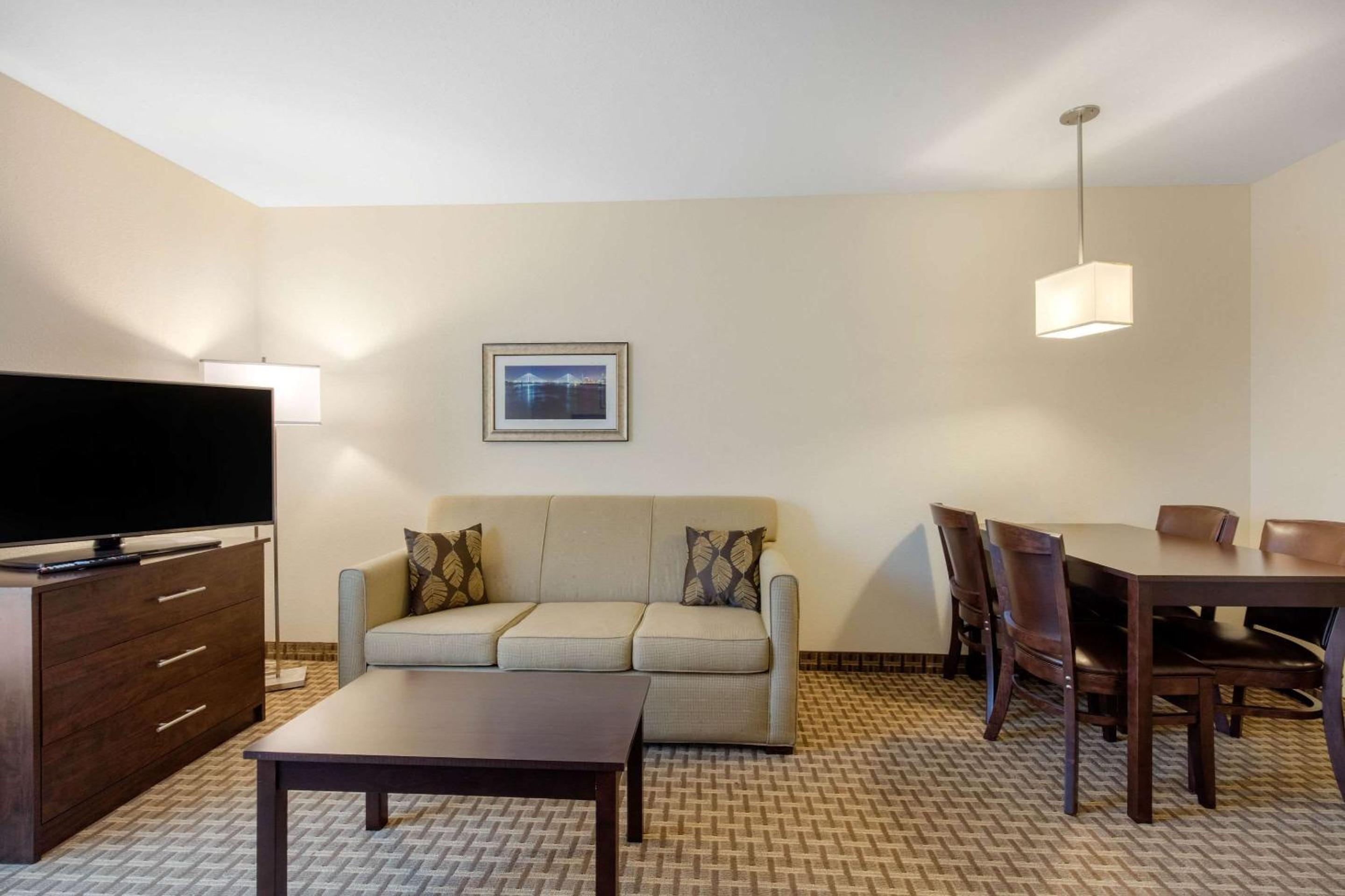 Queen Suite with Two Queen Beds - Non-Smoking photo 3