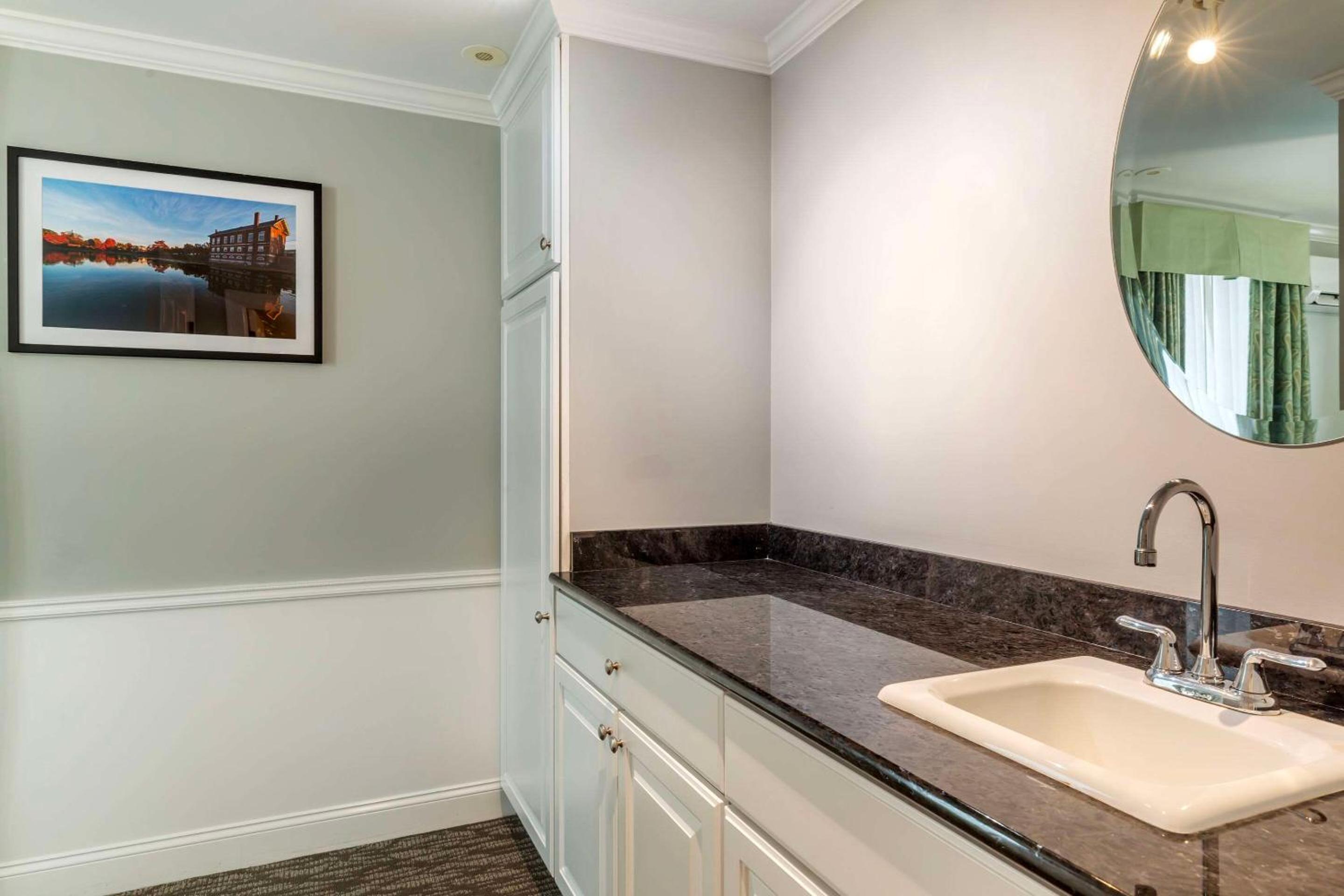 Queen Room - Non-Smoking - Photo 3
