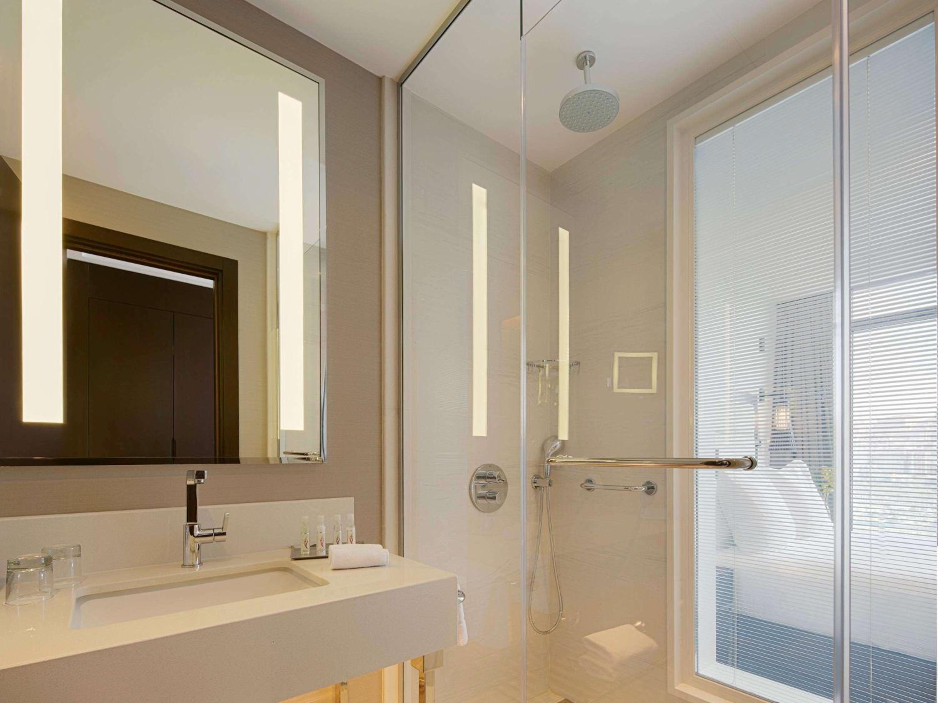 Premium King Room with Sea View photo 3