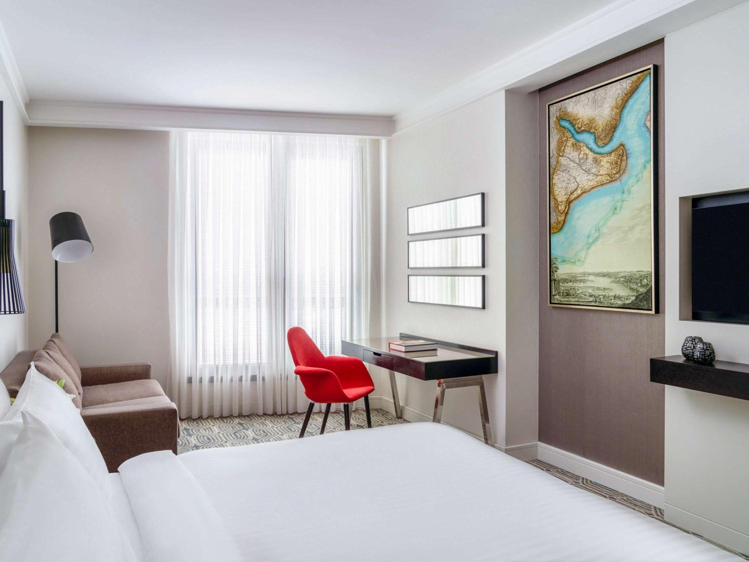 Superior King Room with City View photo 1