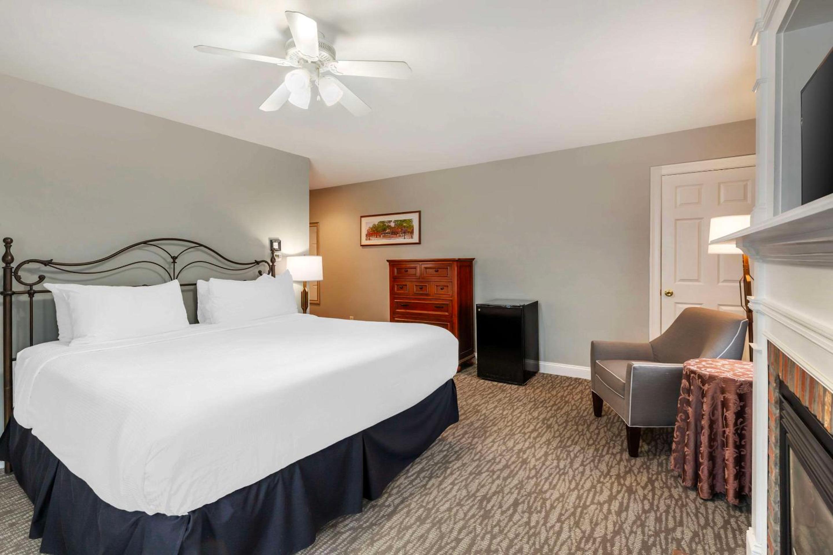 King Room - Non-Smoking - Photo 1