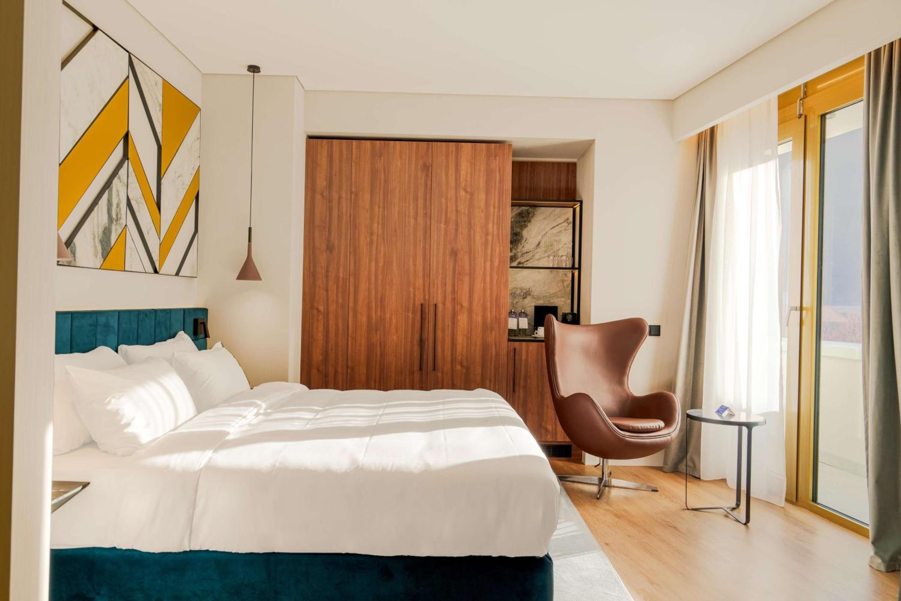 Premium Room with Balcony and City View - Photo 6