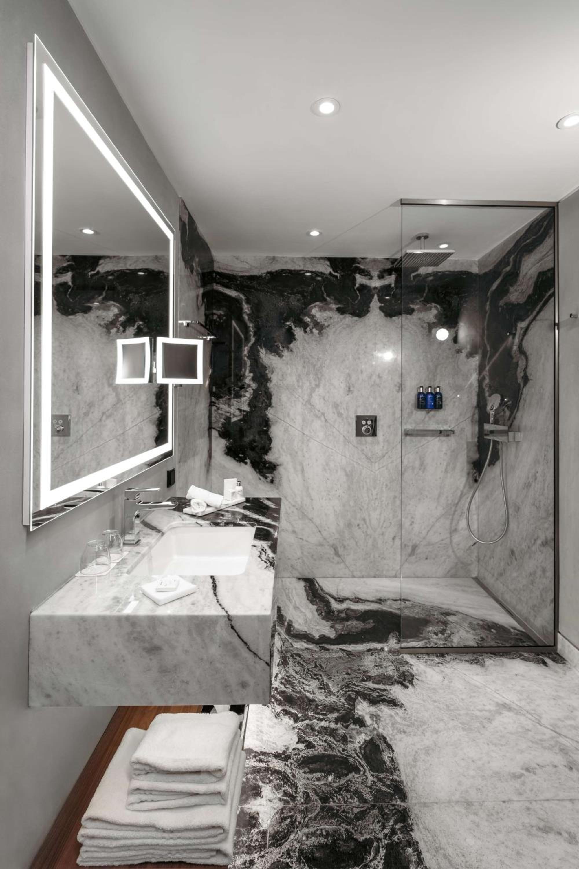 Standard Double or Twin Room - Photo 8