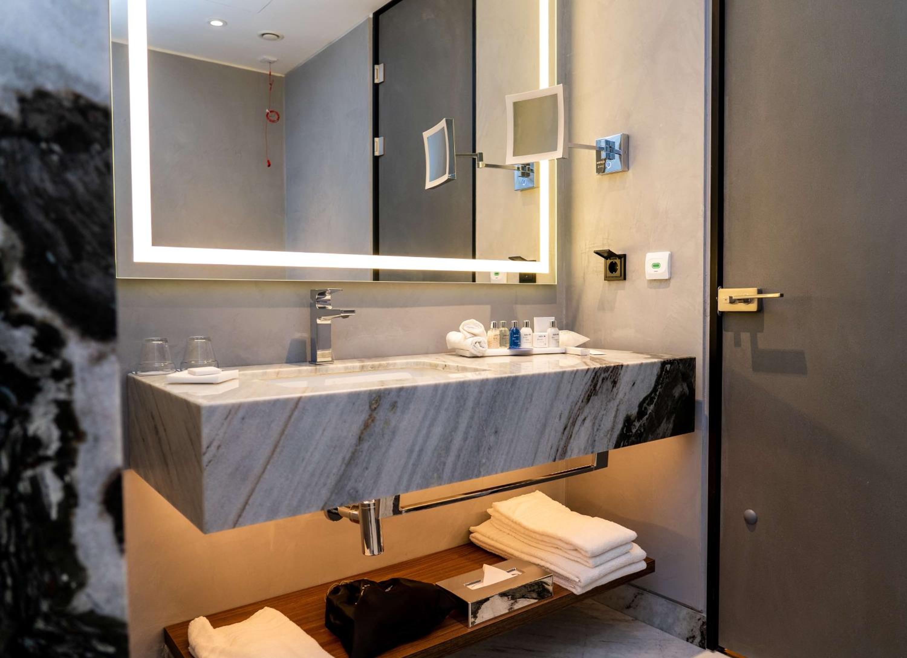 Standard Double or Twin Room - Photo 6