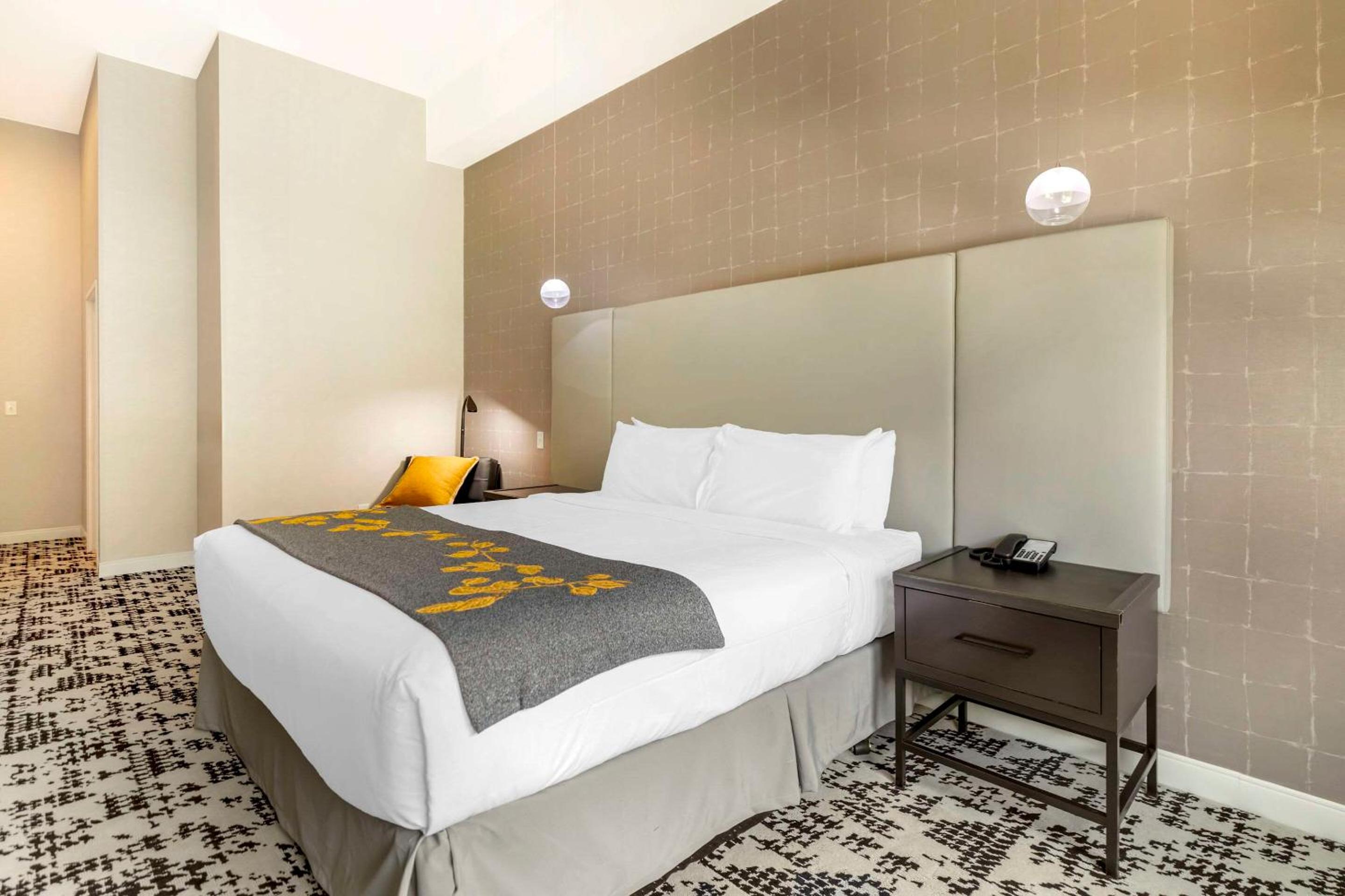 Suite, 1 King Bed, 1 Queen Bed, 1 Single Bed - Non Smoking