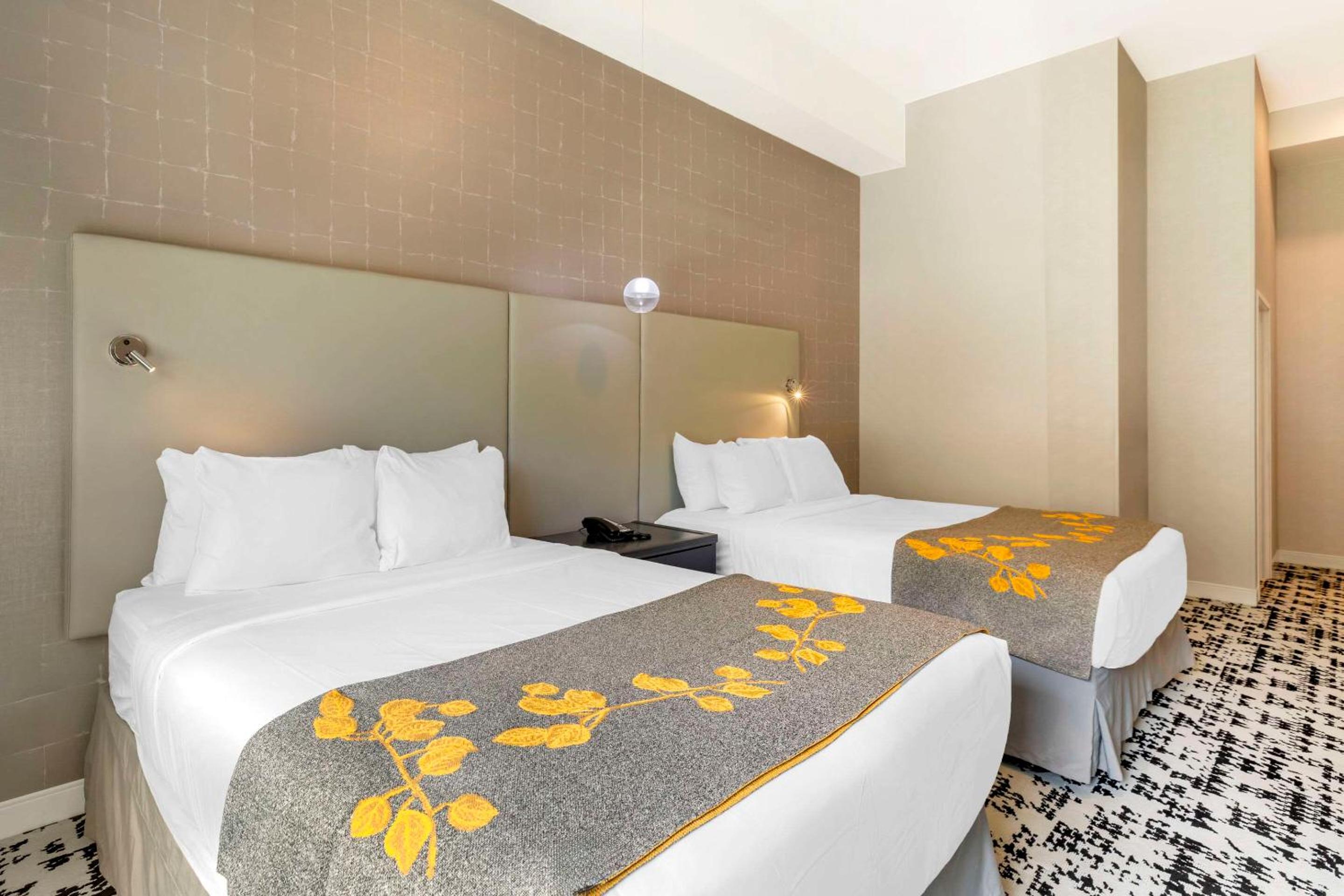 Junior Suite, 2 Queen Beds, 1 Single Bed - Non Smoking