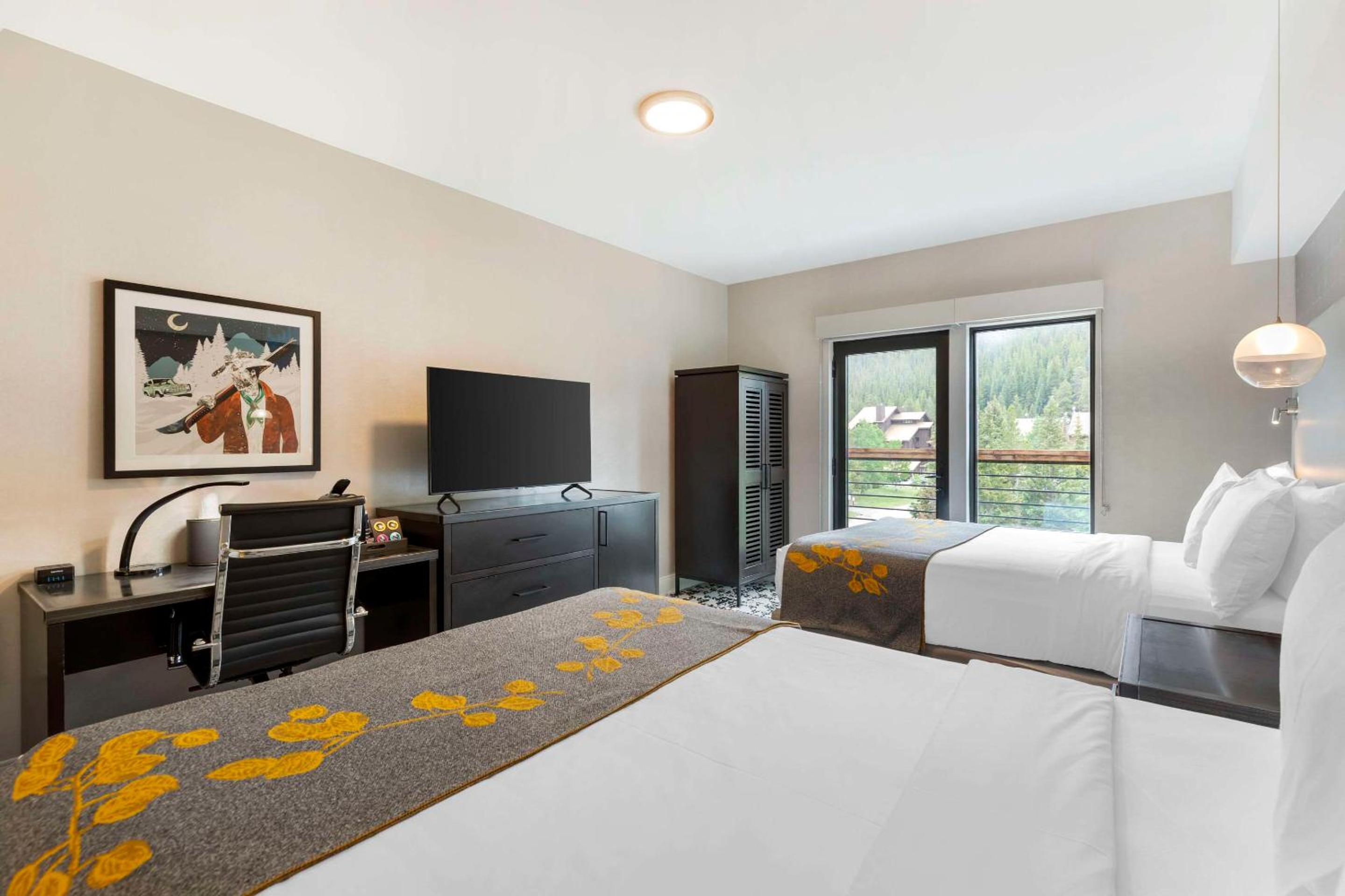 Quadruple Room with Two Queen Beds and Mountain View - Non Smoking