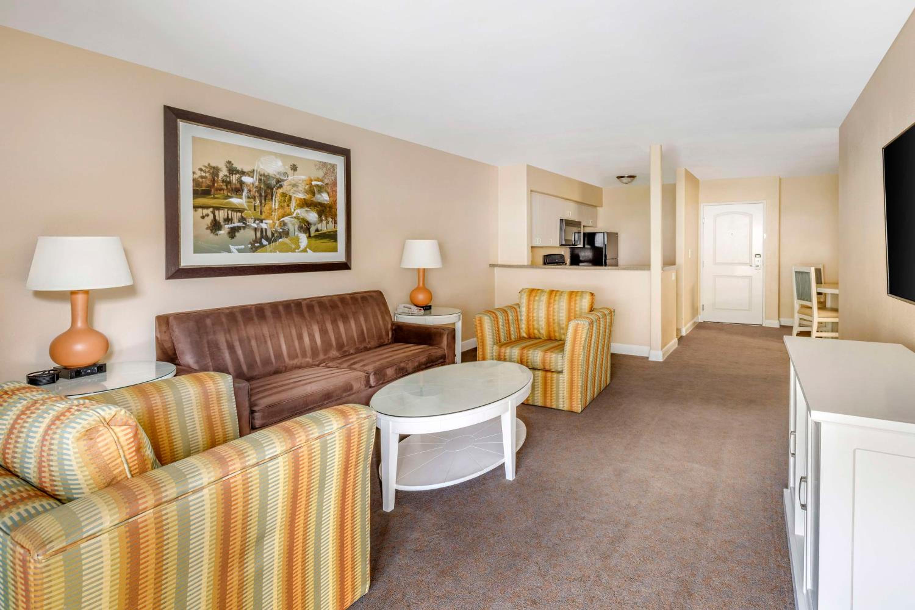 One Bedroom King Suite with Balcony - Photo 3