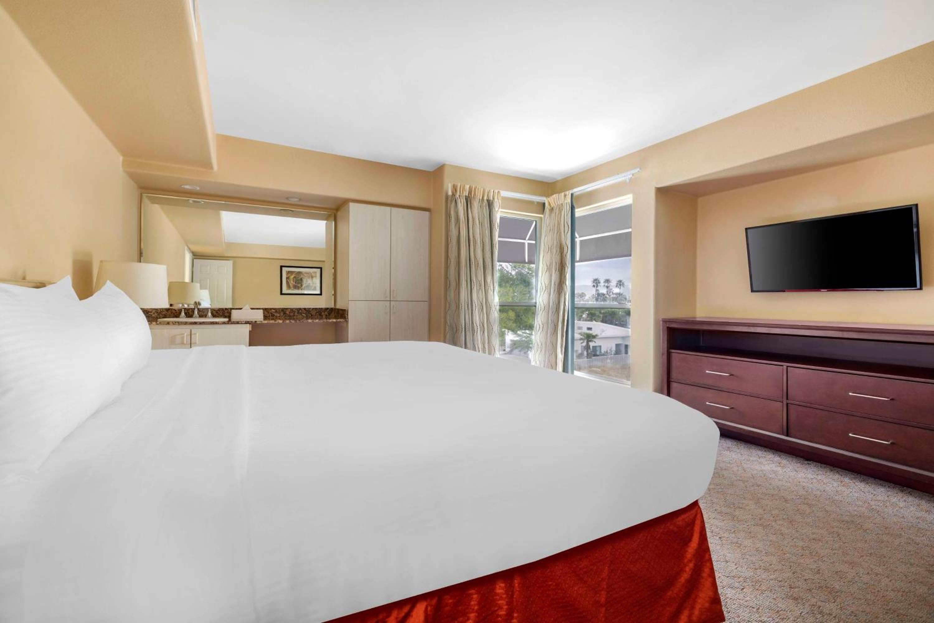 2 BEDROOM 1 KING 1 QUEEN SUITE WITH BALCONY - Photo 4
