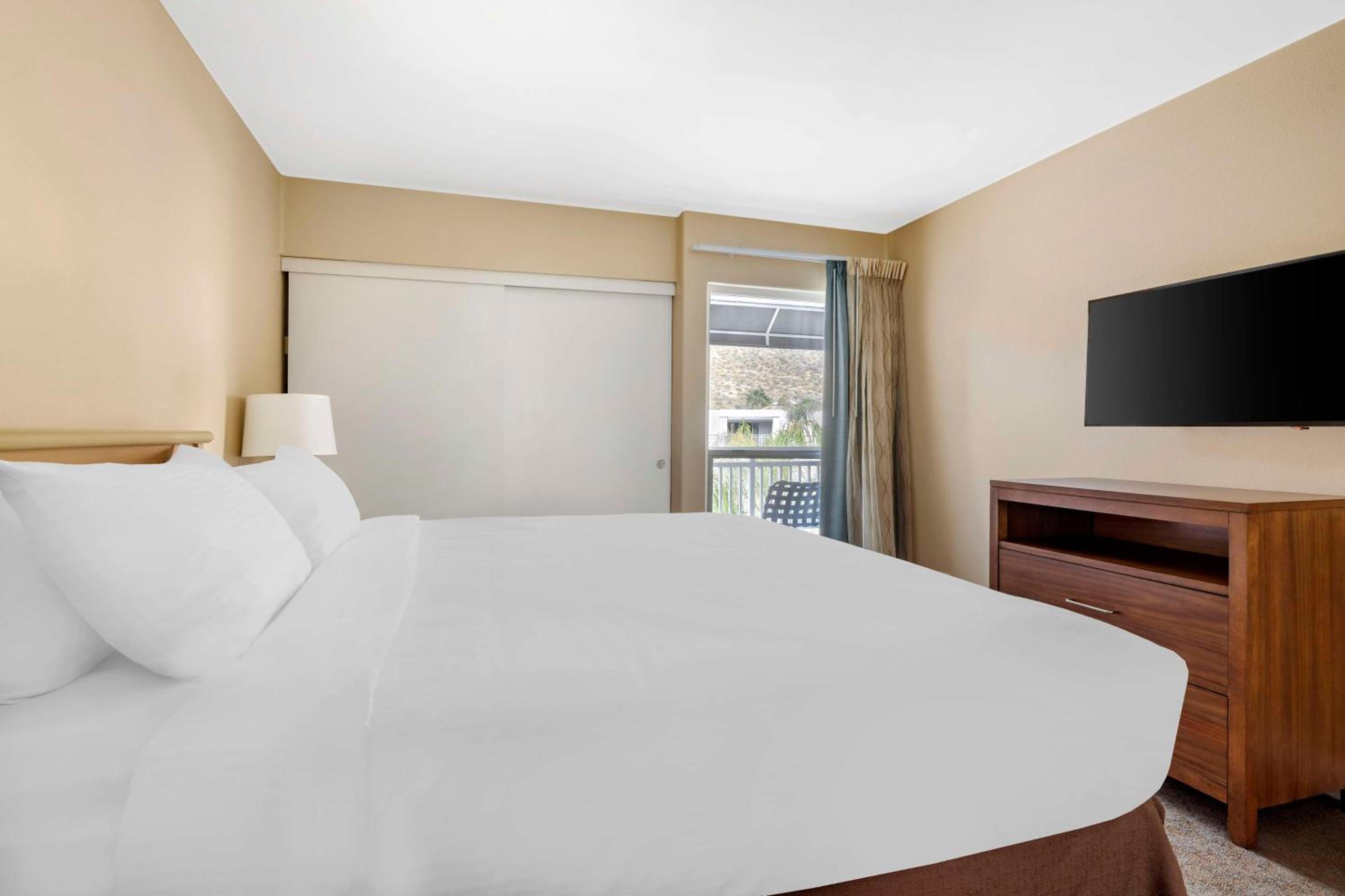 One Bedroom King Suite with Balcony - Photo 2