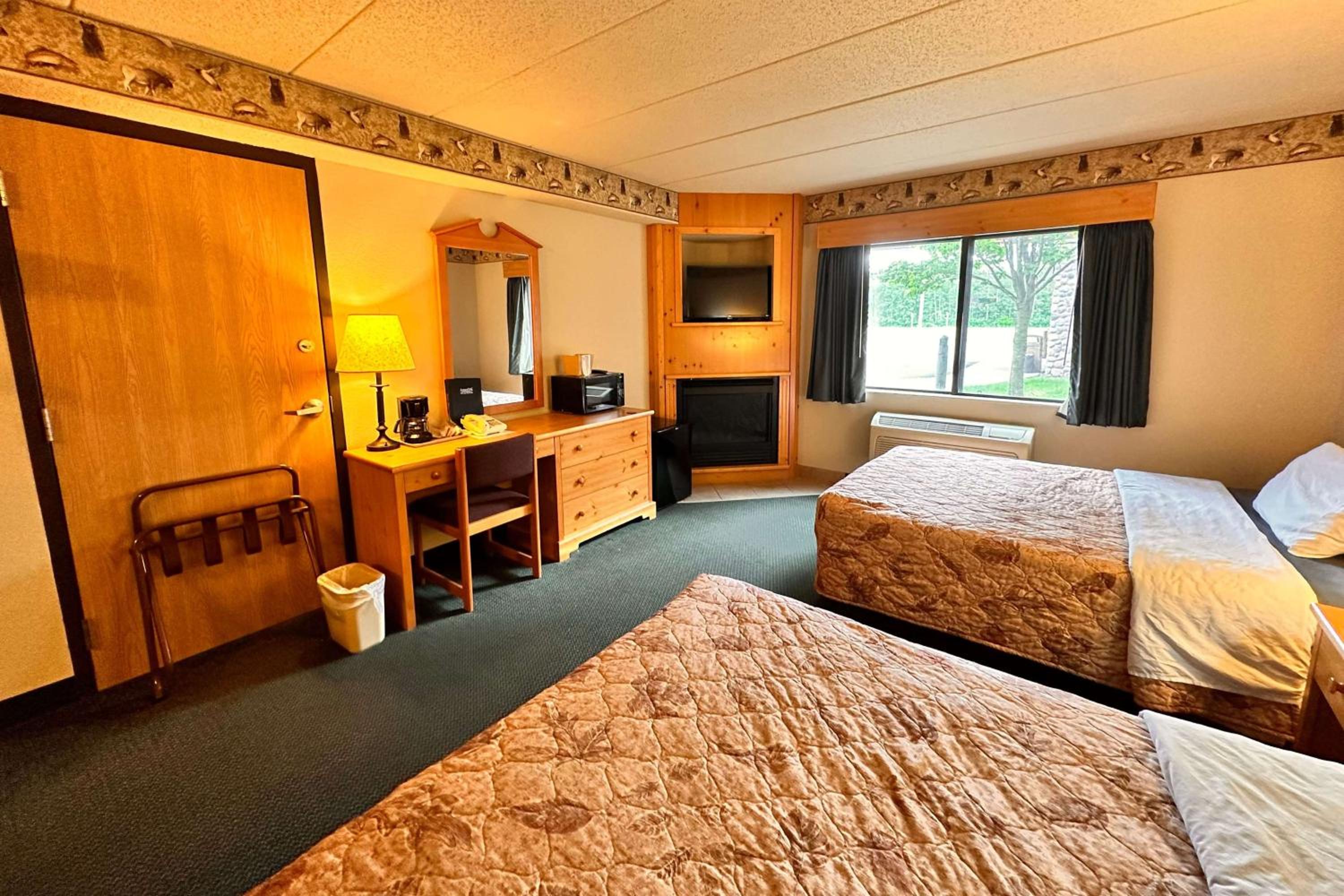 Queen Room with Two Queen Beds - Non-Smoking - Photo 1