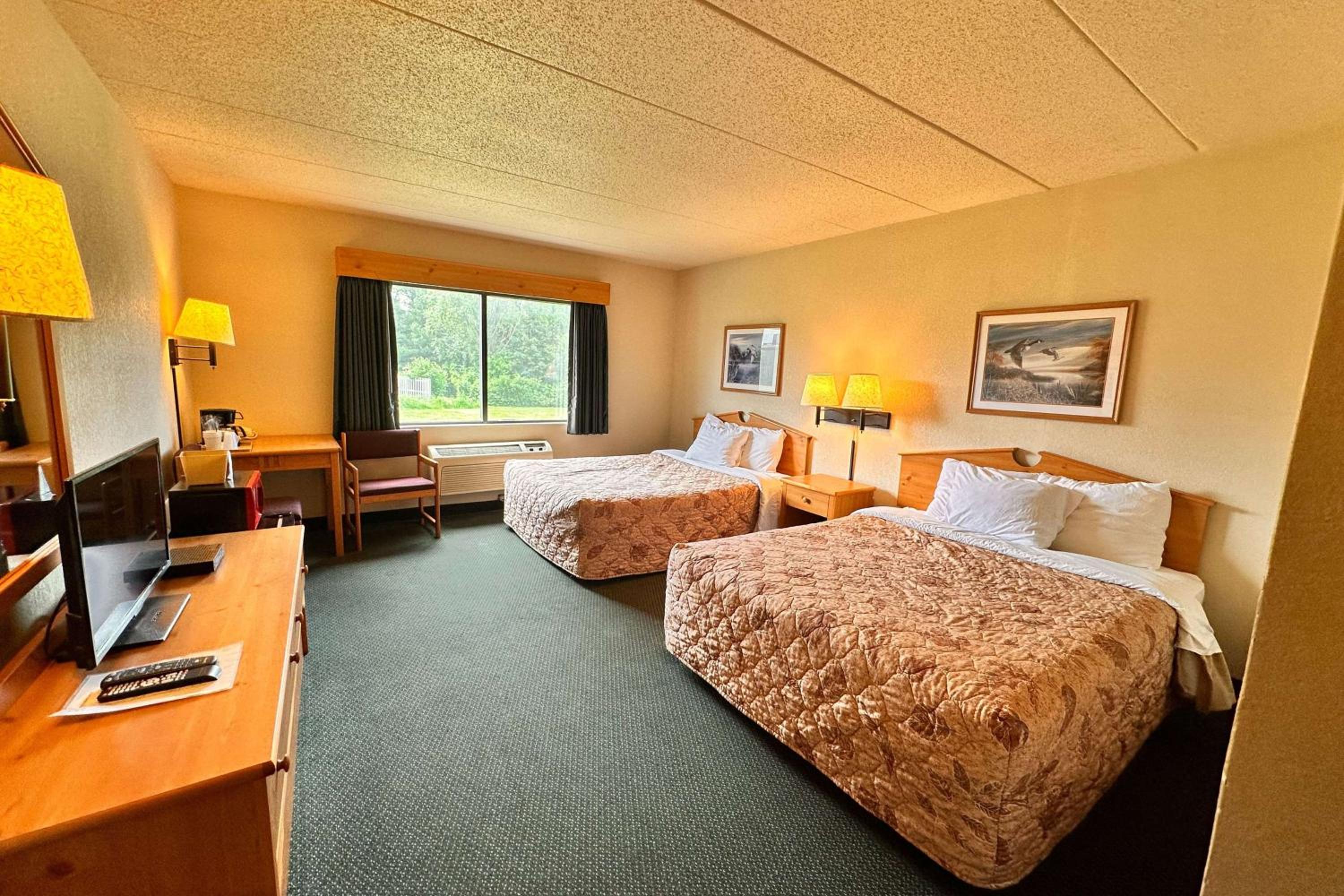 Queen Room with Two Queen Beds - Non-Smoking - Photo 2
