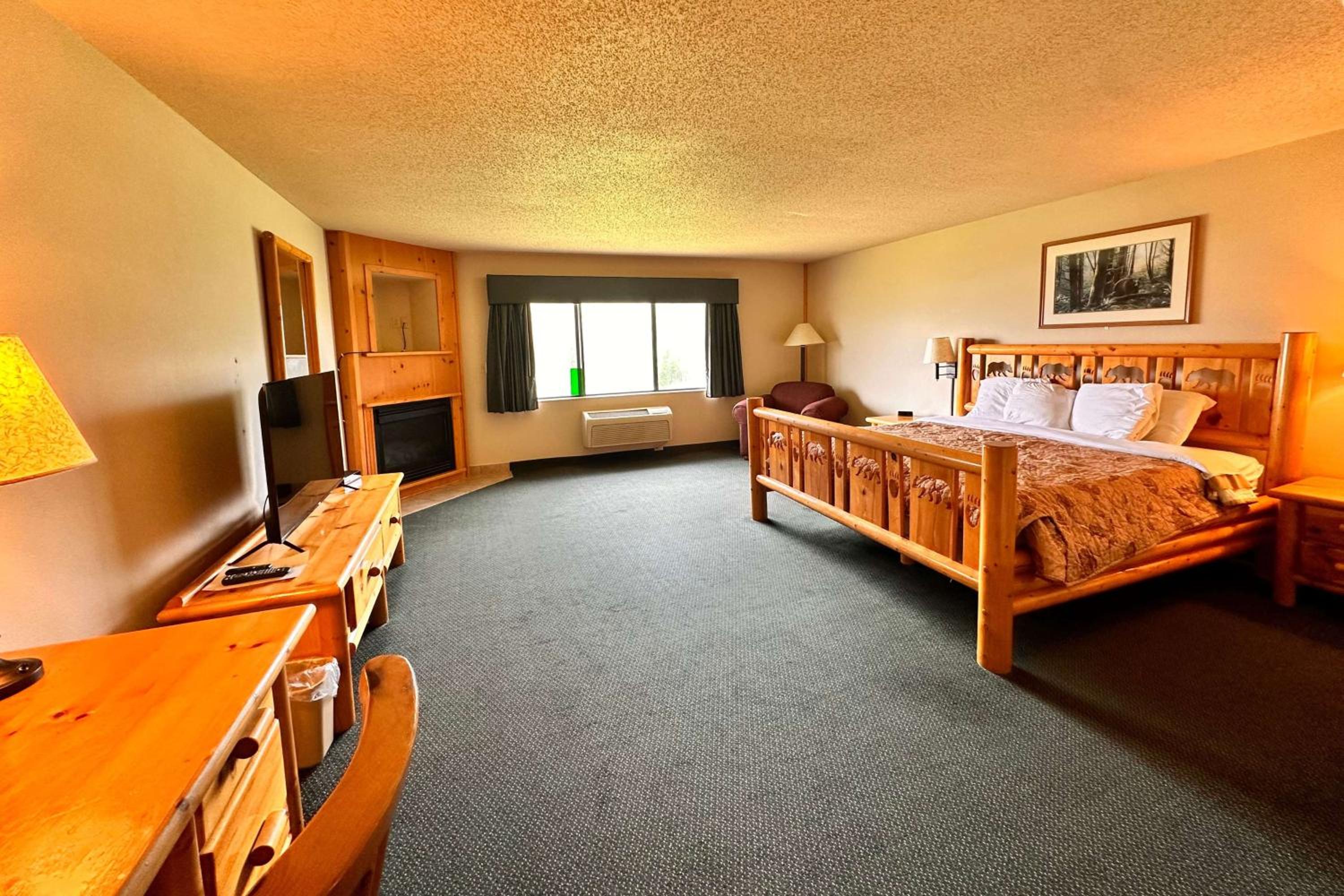 Deluxe King Room - Non-Smoking - Photo 4