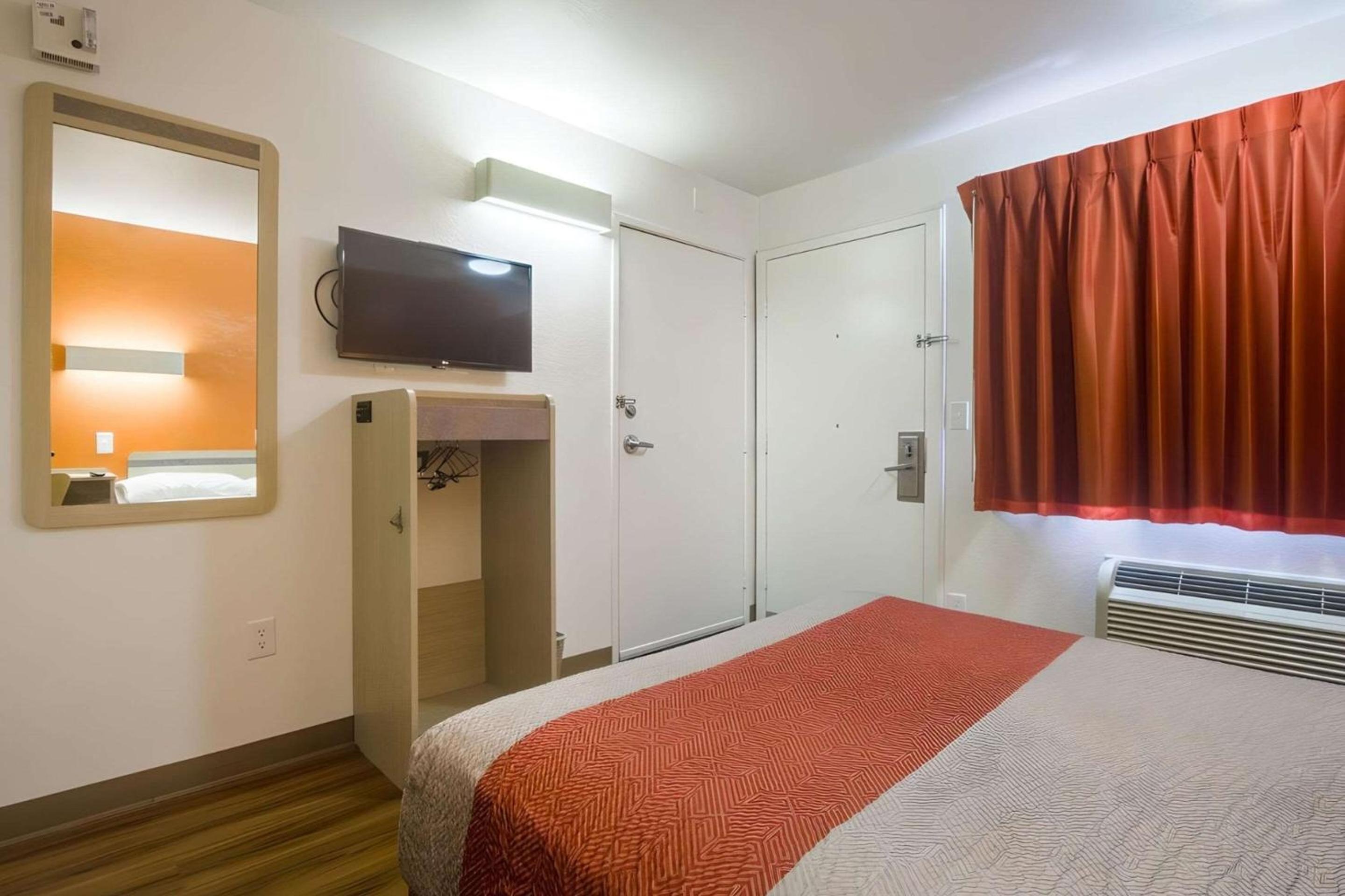 1 Queen Bed - Non Smoking photo 3