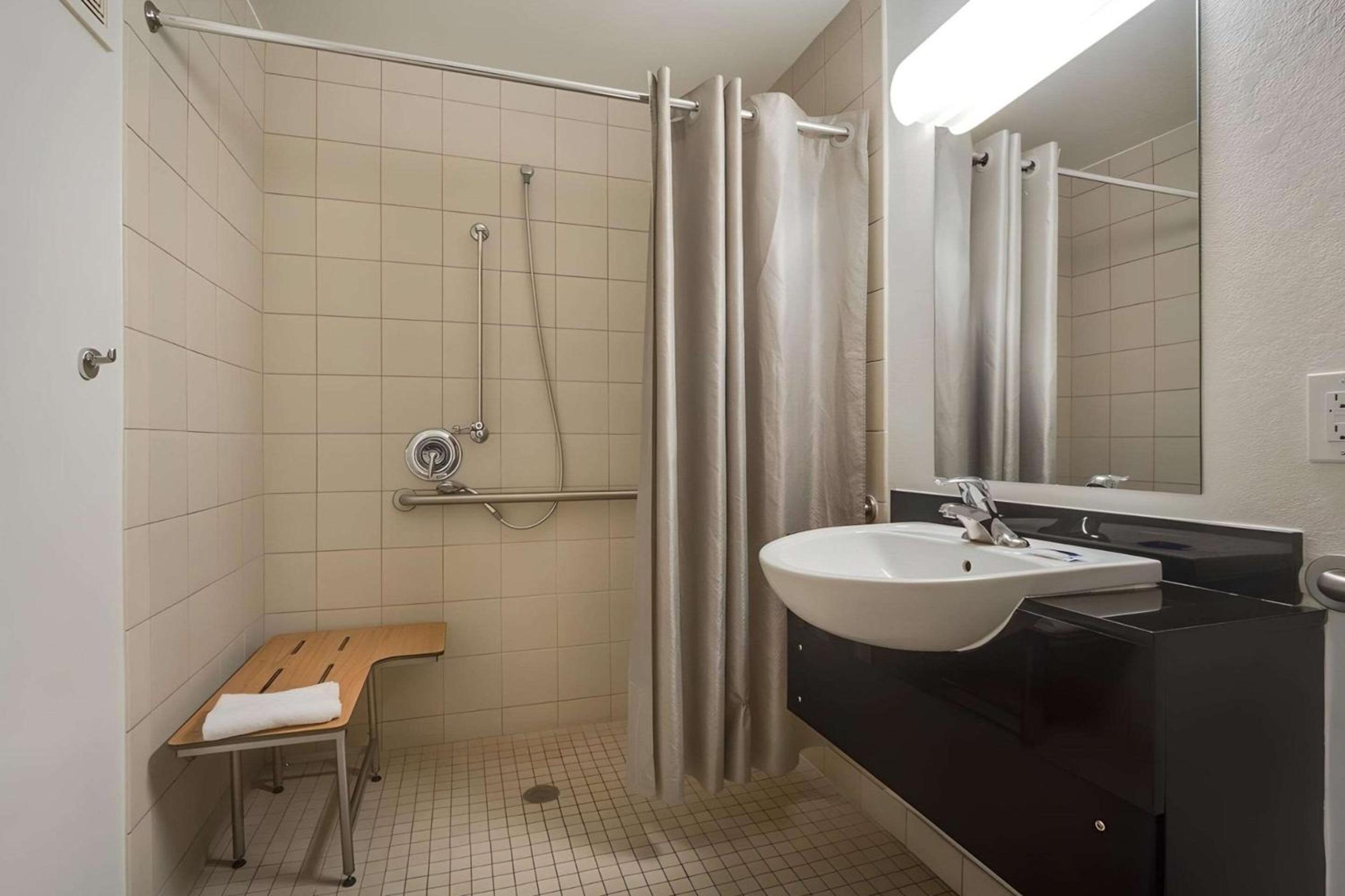 Double Room - Disability Access/Non Smoking photo 3