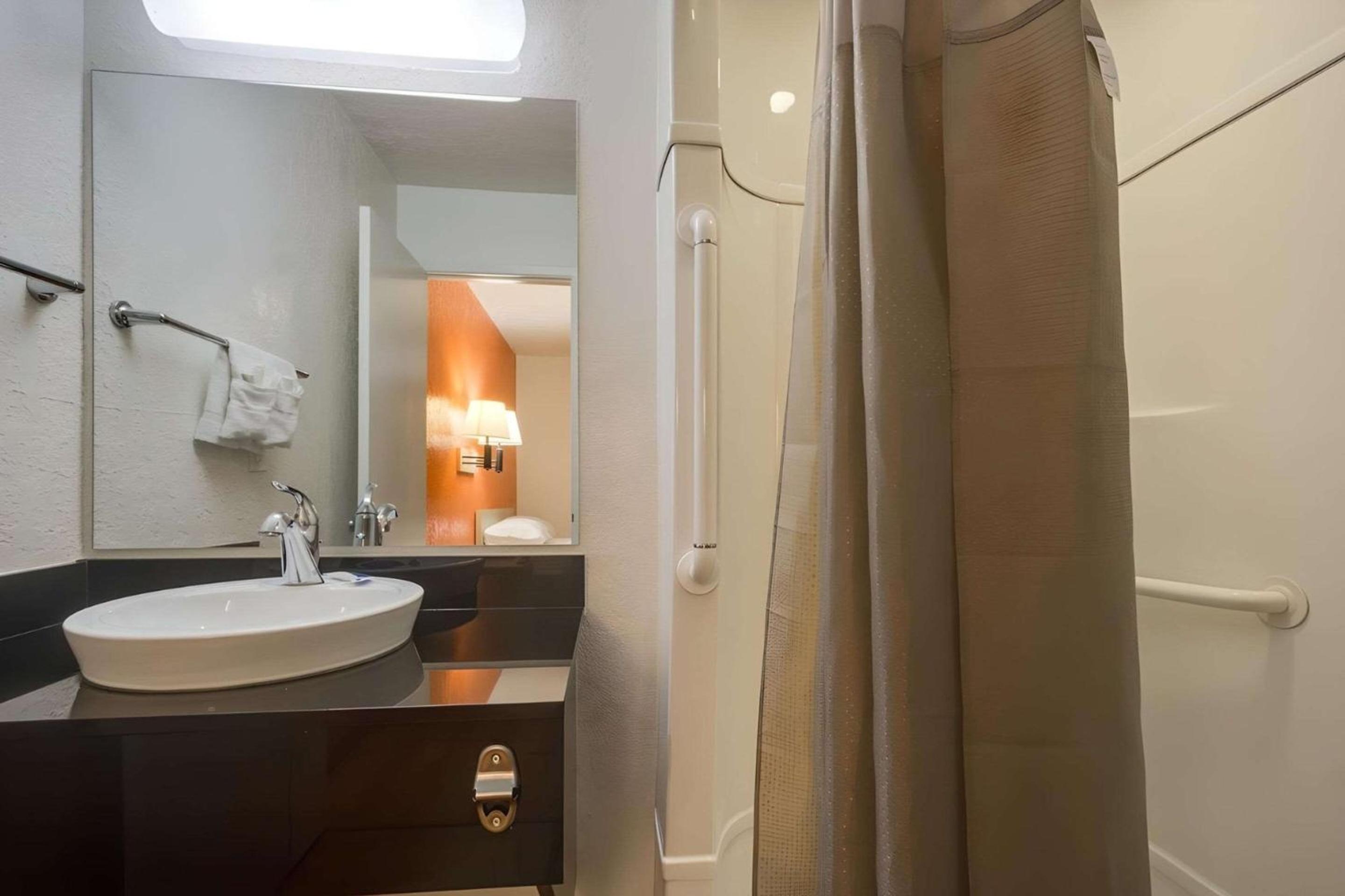 Double Room with 2 Double Beds - Non Smoking photo 3