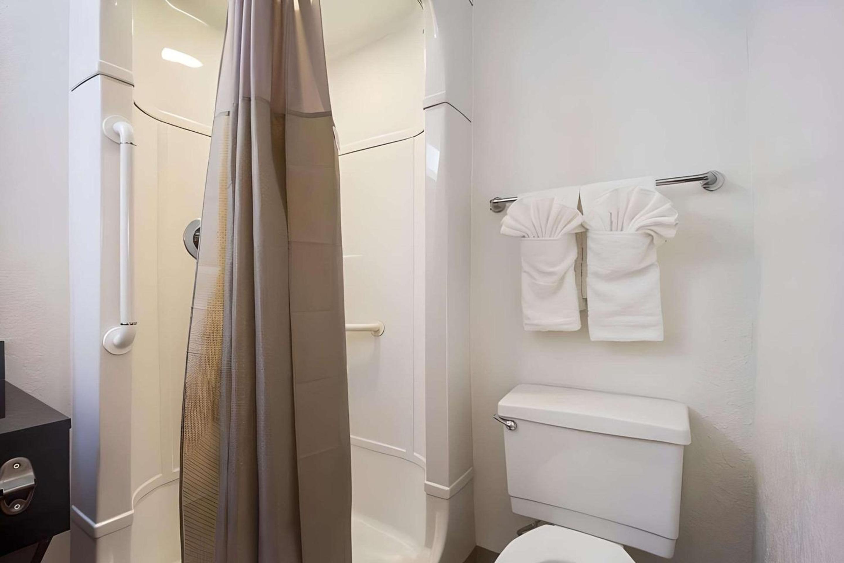 Quadruple Room - Non Smoking photo 2