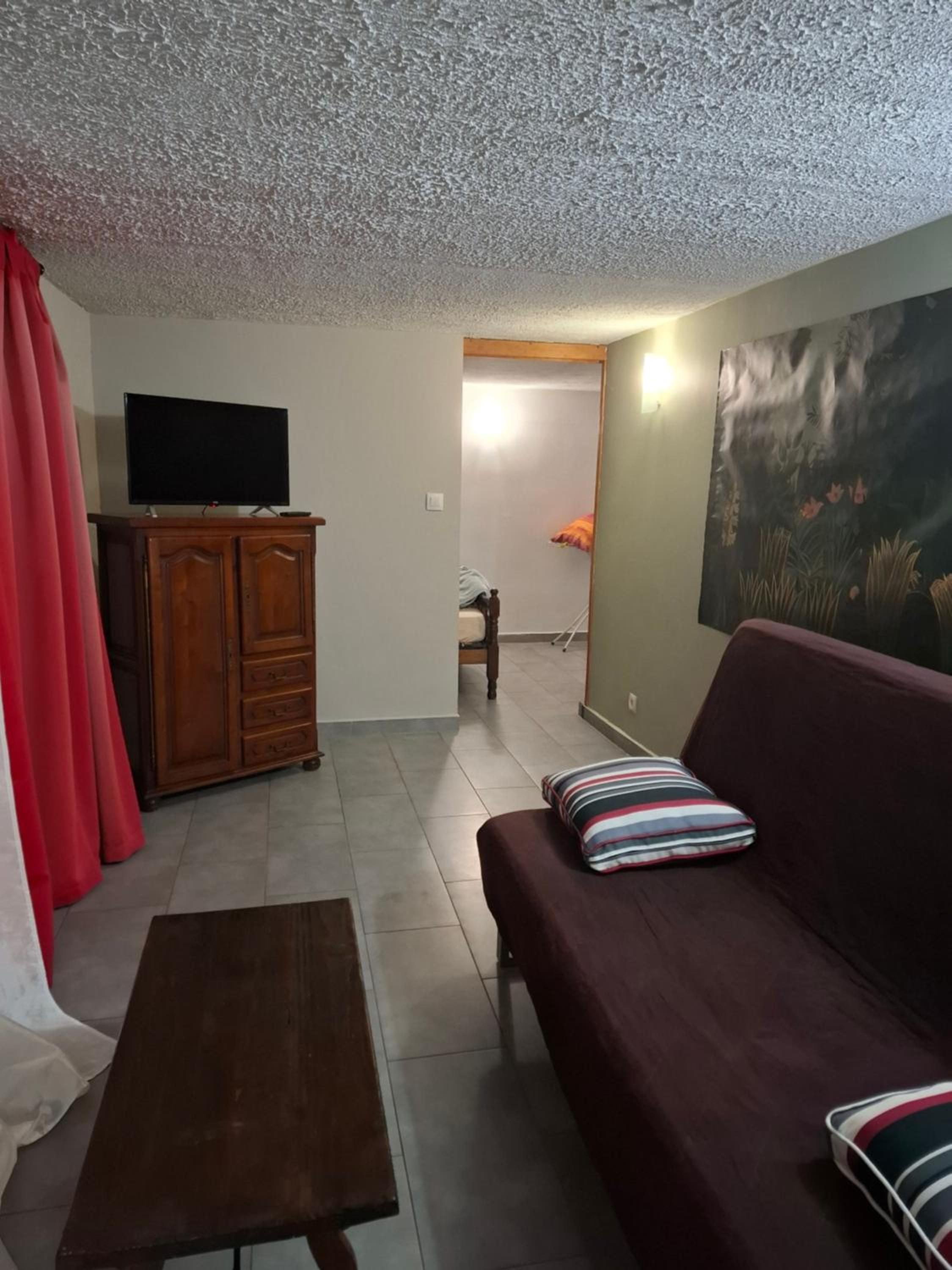 One-Bedroom Apartment photo 1