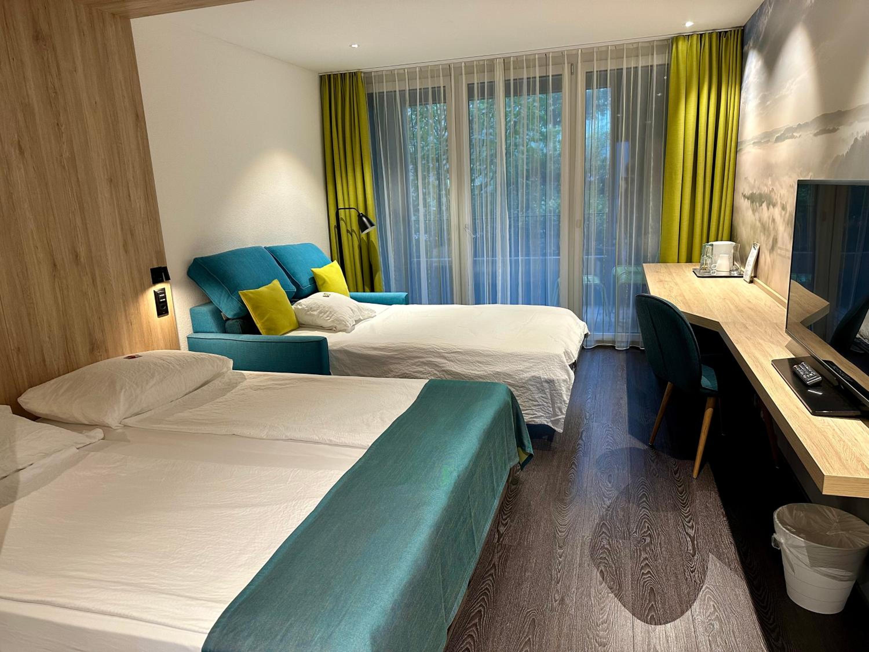 Business Double Room with Sofa Bed and Balcony - Photo 2