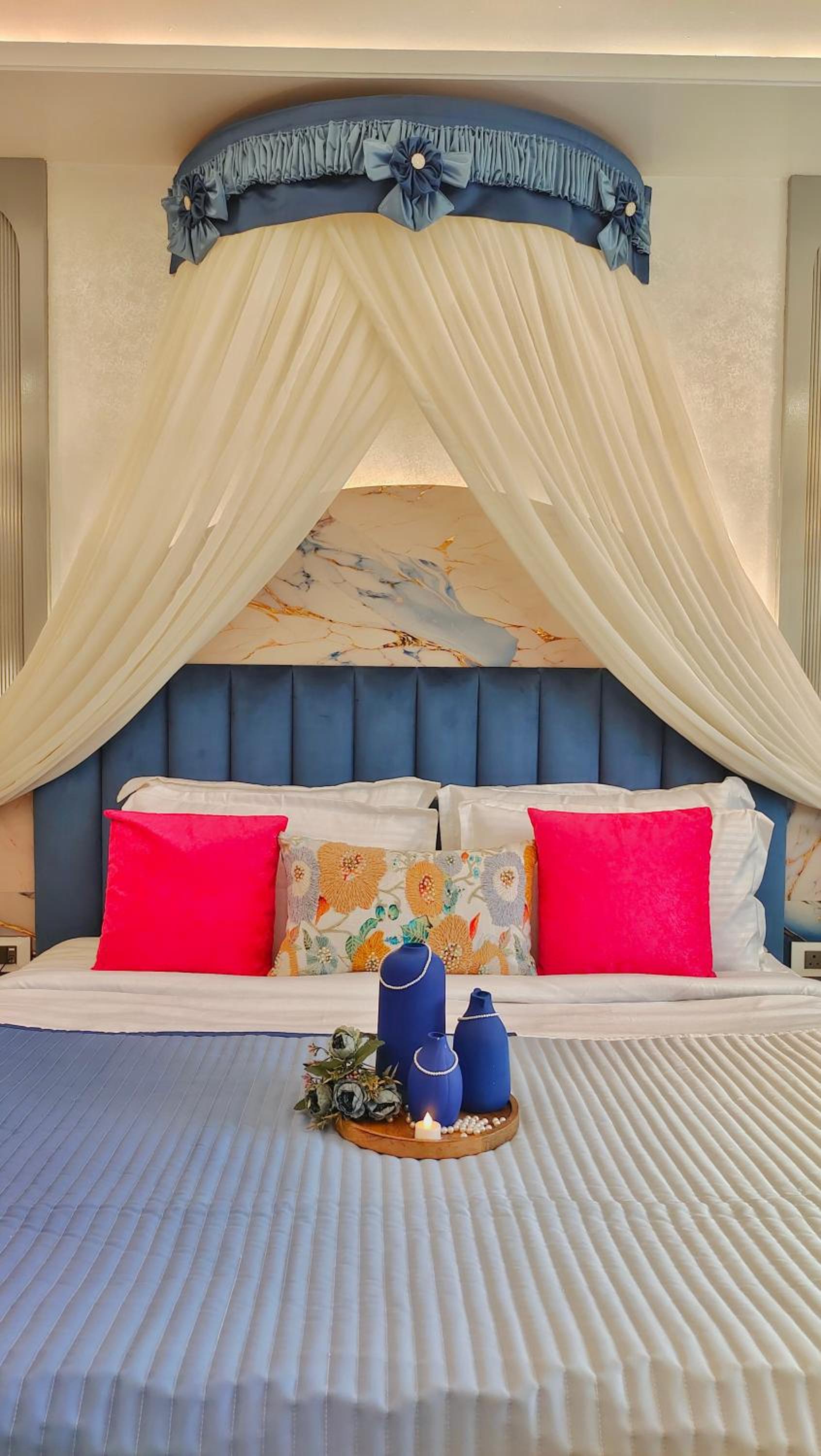 Luxurious Bathtub Room with Canopy: Enjoy 10% off on - F&B, Spa, car Hire, Complimentary Welcome Drink & Hi-Tea, Candlelight Dinner & Room Decoration Available  - Photo 4