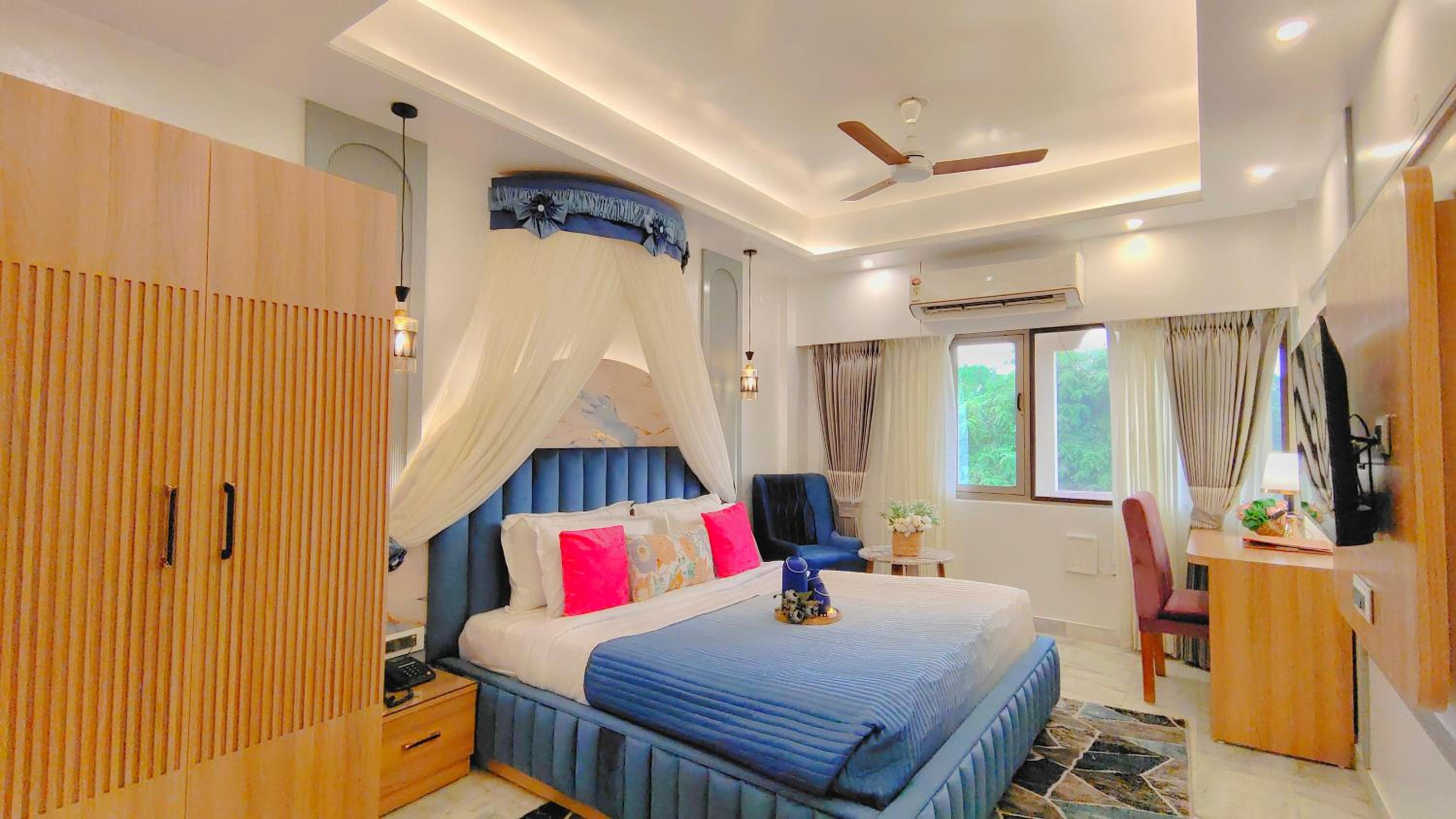 Luxurious Bathtub Room with Canopy: Enjoy 10% off on - F&B, Spa, car Hire, Complimentary Welcome Drink & Hi-Tea, Candlelight Dinner & Room Decoration Available  - Photo 2