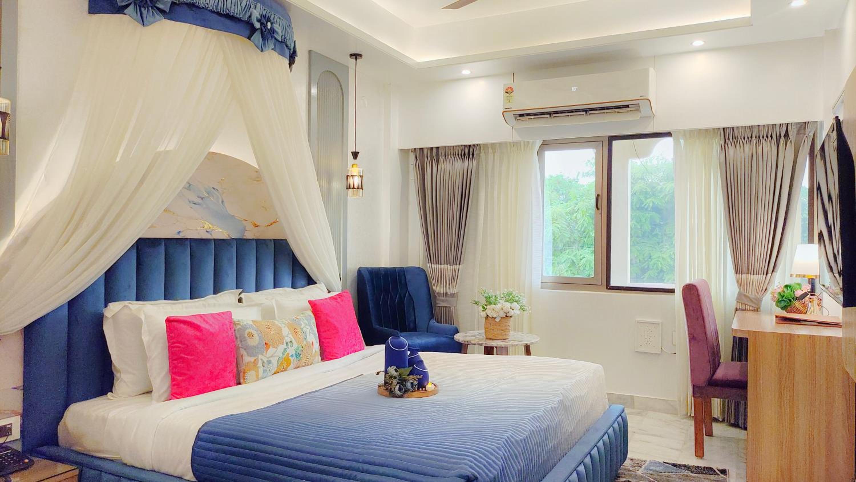 Luxurious Bathtub Room with Canopy: Enjoy 10% off on - F&B, Spa, car Hire, Complimentary Welcome Drink & Hi-Tea, Candlelight Dinner & Room Decoration Available  - Photo 17